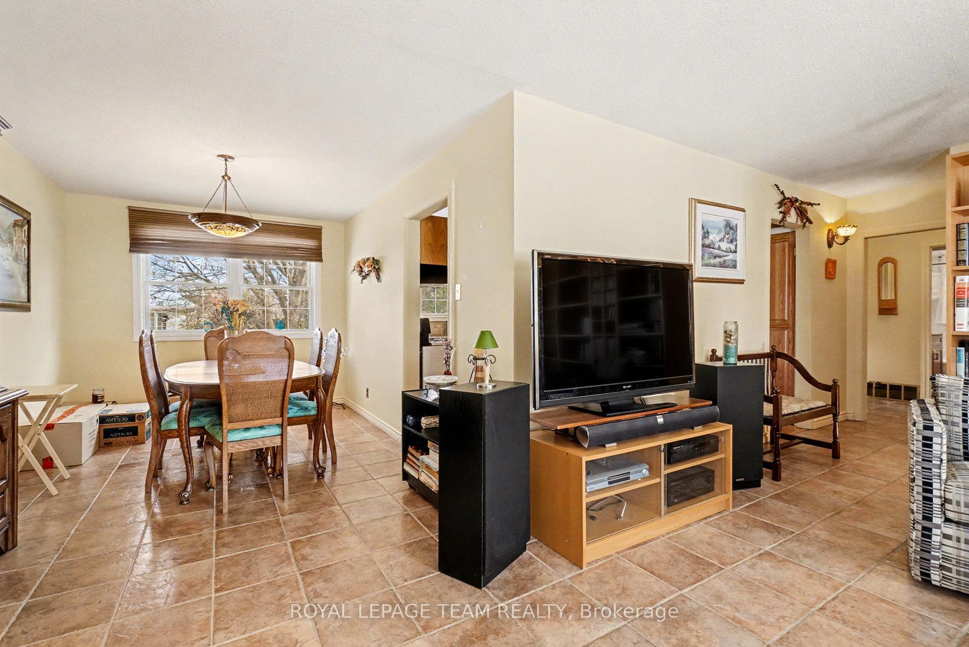 Photo 7 of 30 Juniper Court, Ottawa, Borden Farm/Stewart Farm/Carleton Heights/Parkwood Hills — HOMEH