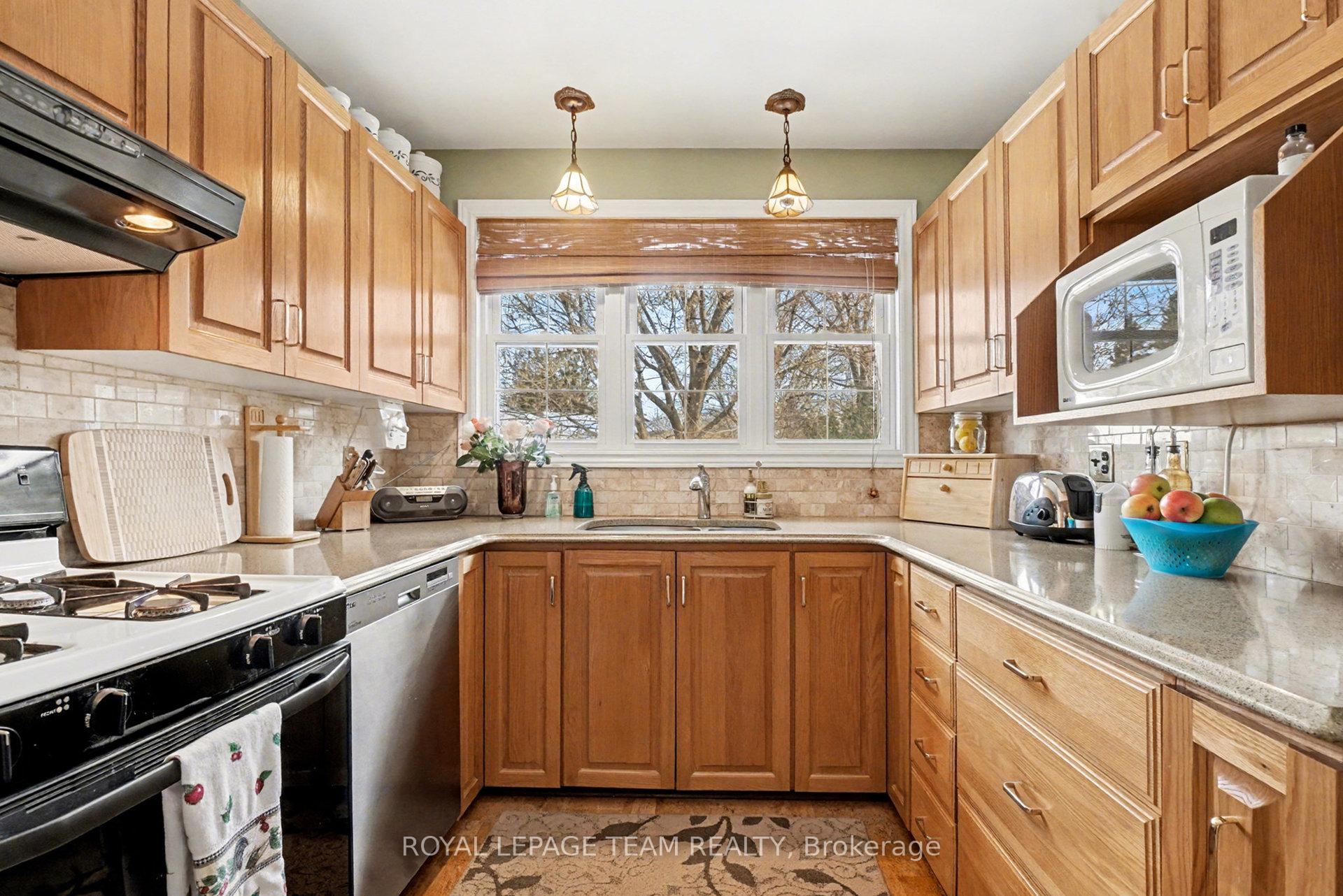 Photo 9 of 30 Juniper Court, Ottawa, Borden Farm/Stewart Farm/Carleton Heights/Parkwood Hills — HOMEH