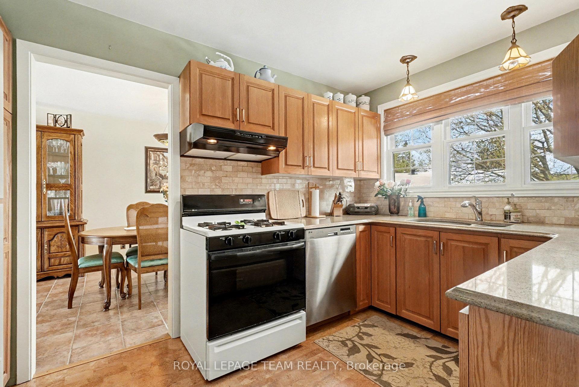 Photo 10 of 30 Juniper Court, Ottawa, Borden Farm/Stewart Farm/Carleton Heights/Parkwood Hills — HOMEH