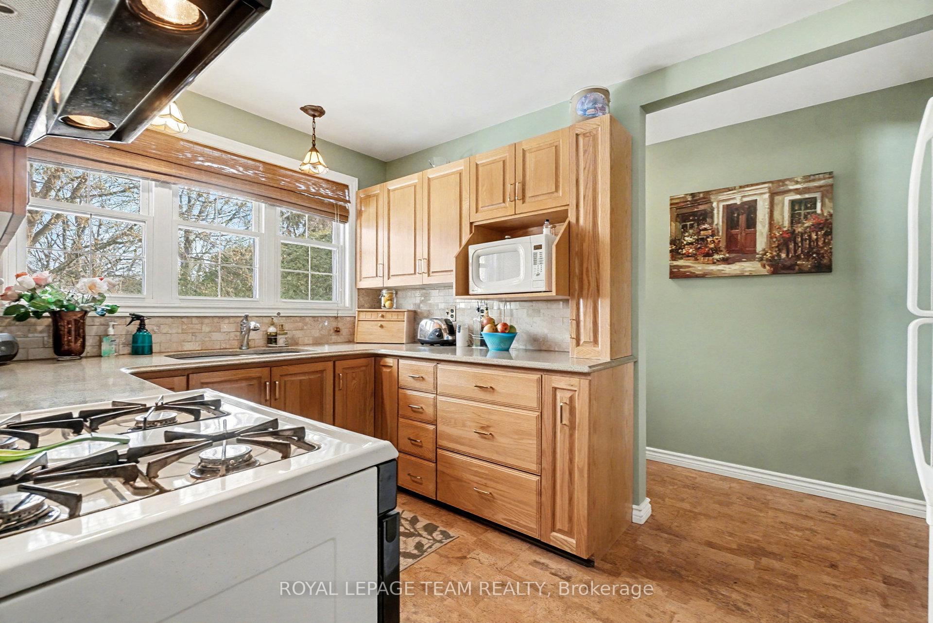 Photo 12 of 30 Juniper Court, Ottawa, Borden Farm/Stewart Farm/Carleton Heights/Parkwood Hills — HOMEH