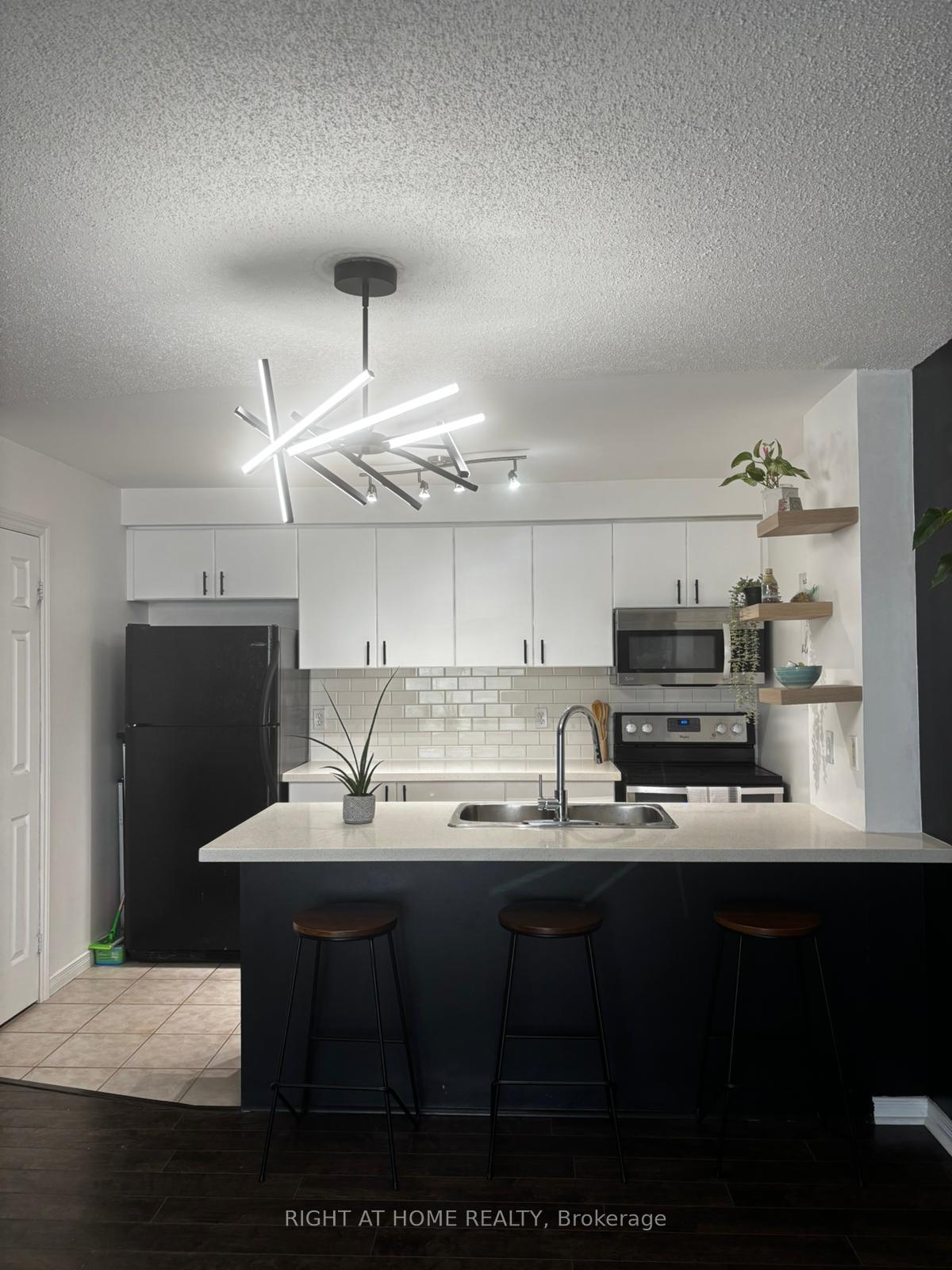 Photo 1 of Unit 302, 91 Aspen Springs Drive, Clarington, Bowmanville — HOMEH