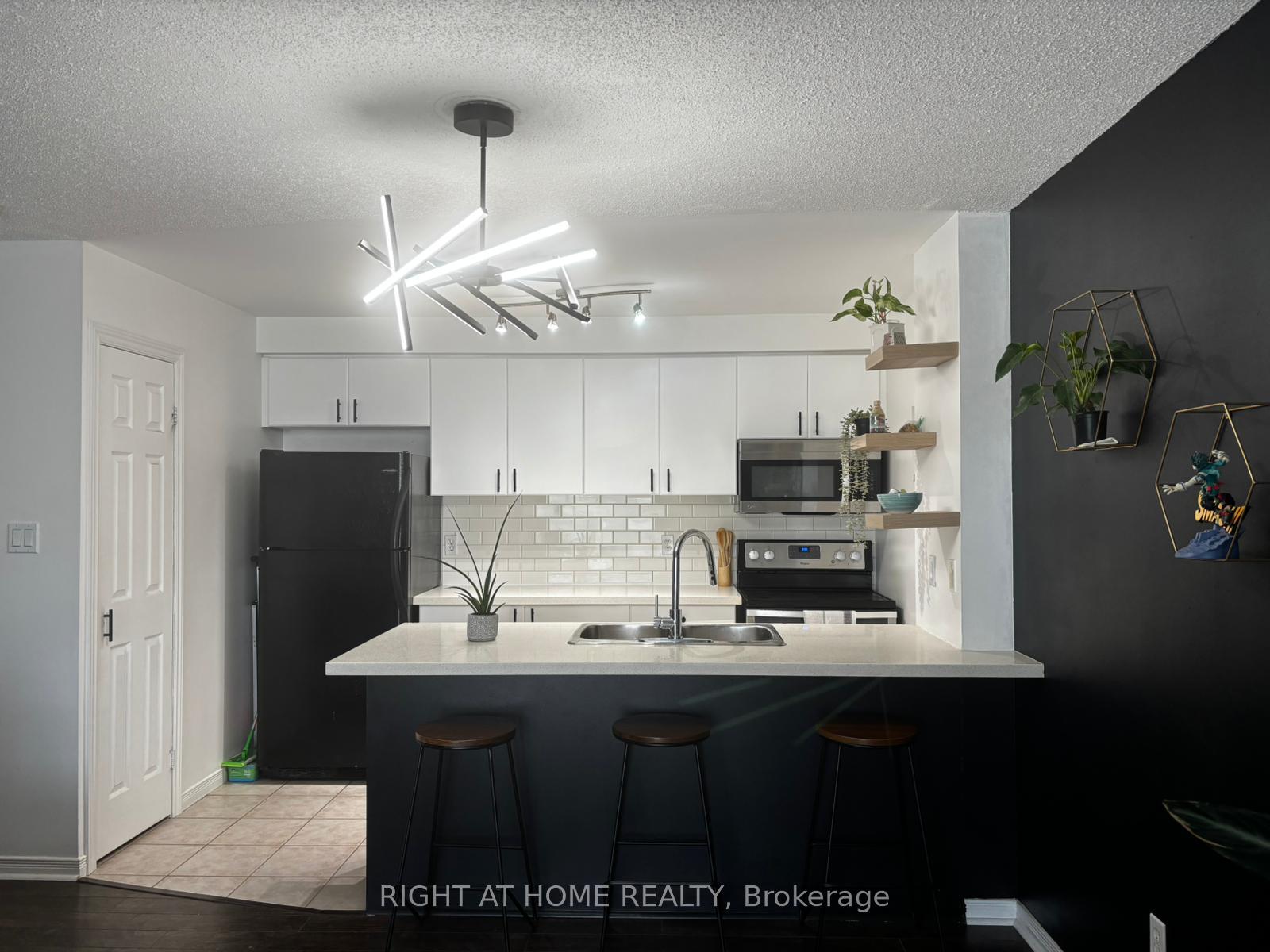 Photo 11 of Unit 302, 91 Aspen Springs Drive, Clarington, Bowmanville — HOMEH