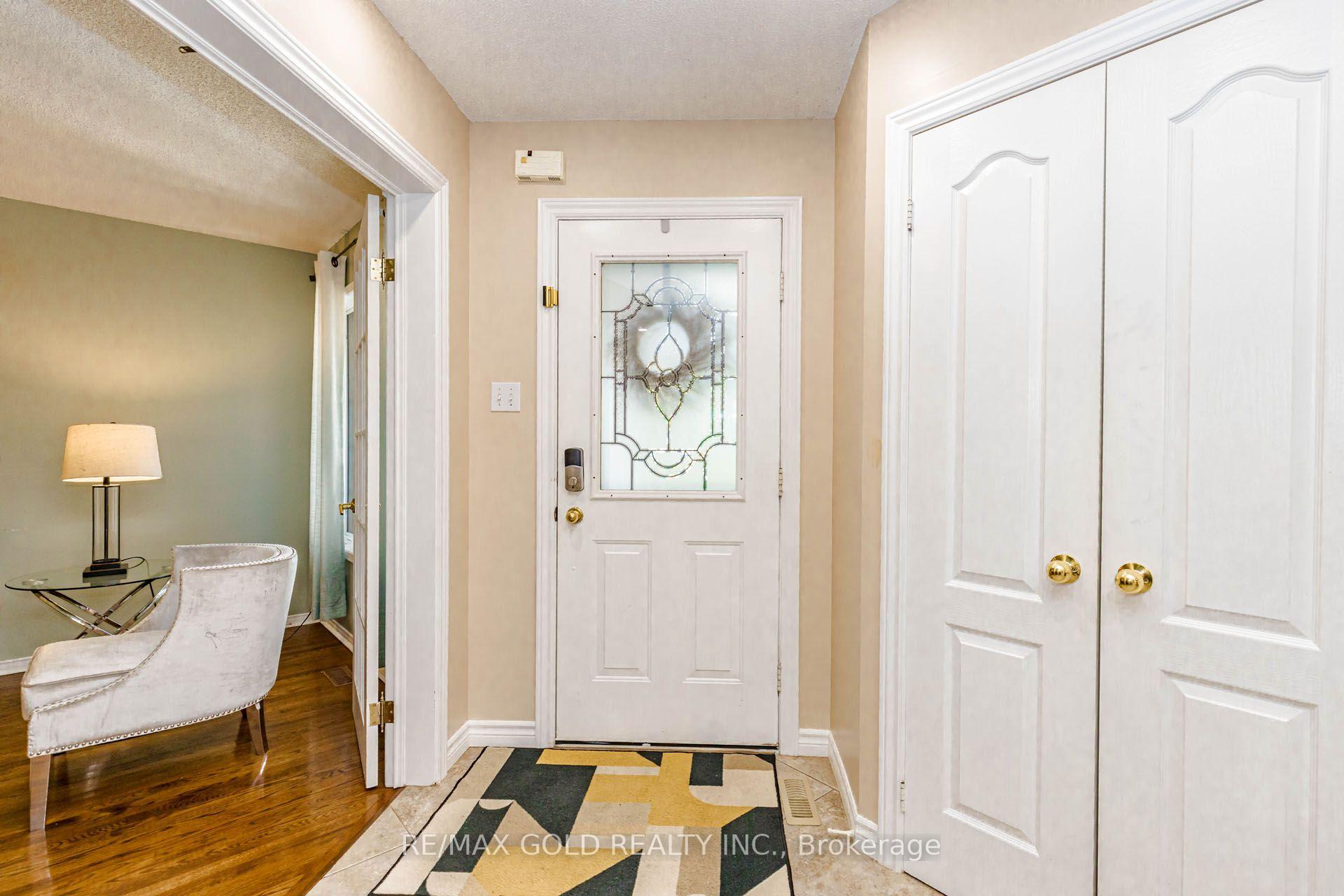 Photo 2 of 93 Lauchlin Crescent, Halton Hills, Georgetown — HOMEH