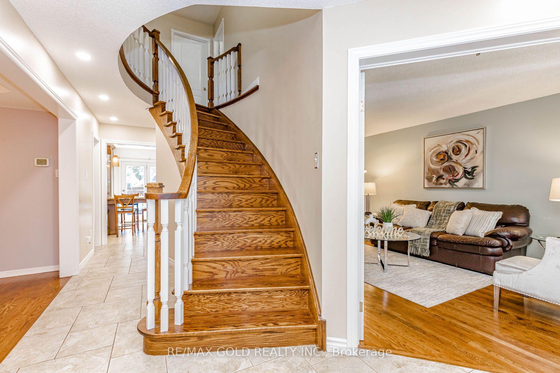 Photo 3 of 93 Lauchlin Crescent, Halton Hills, Georgetown — HOMEH