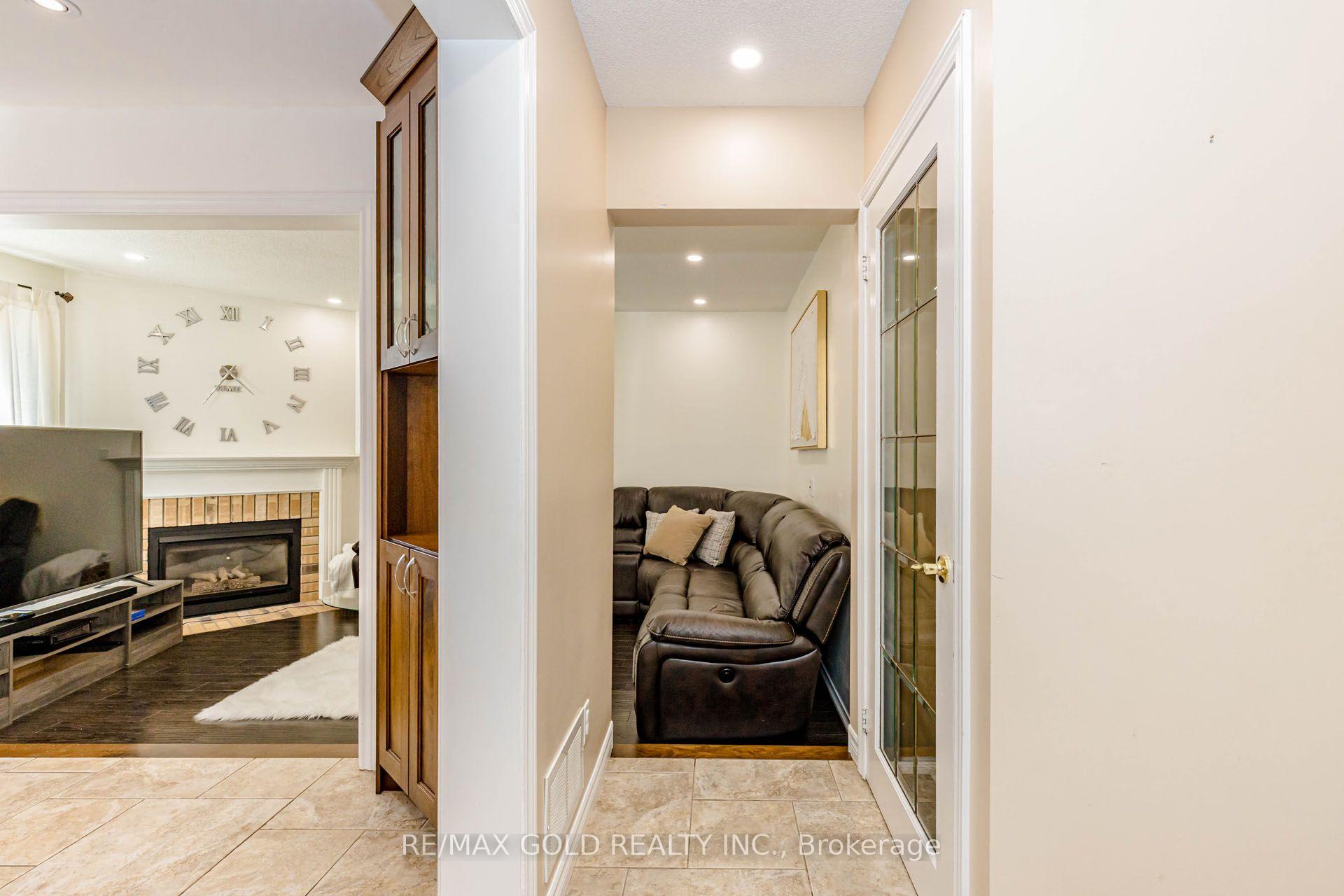 Photo 8 of 93 Lauchlin Crescent, Halton Hills, Georgetown — HOMEH