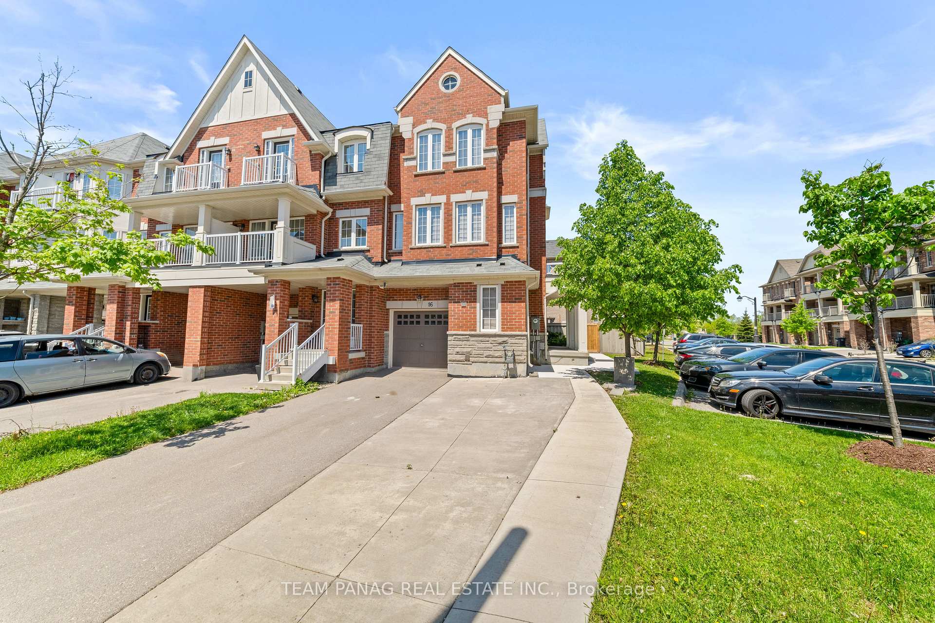 Photo 2 of 16 Rabbit Run Way, Brampton, Heart Lake East — HOMEH