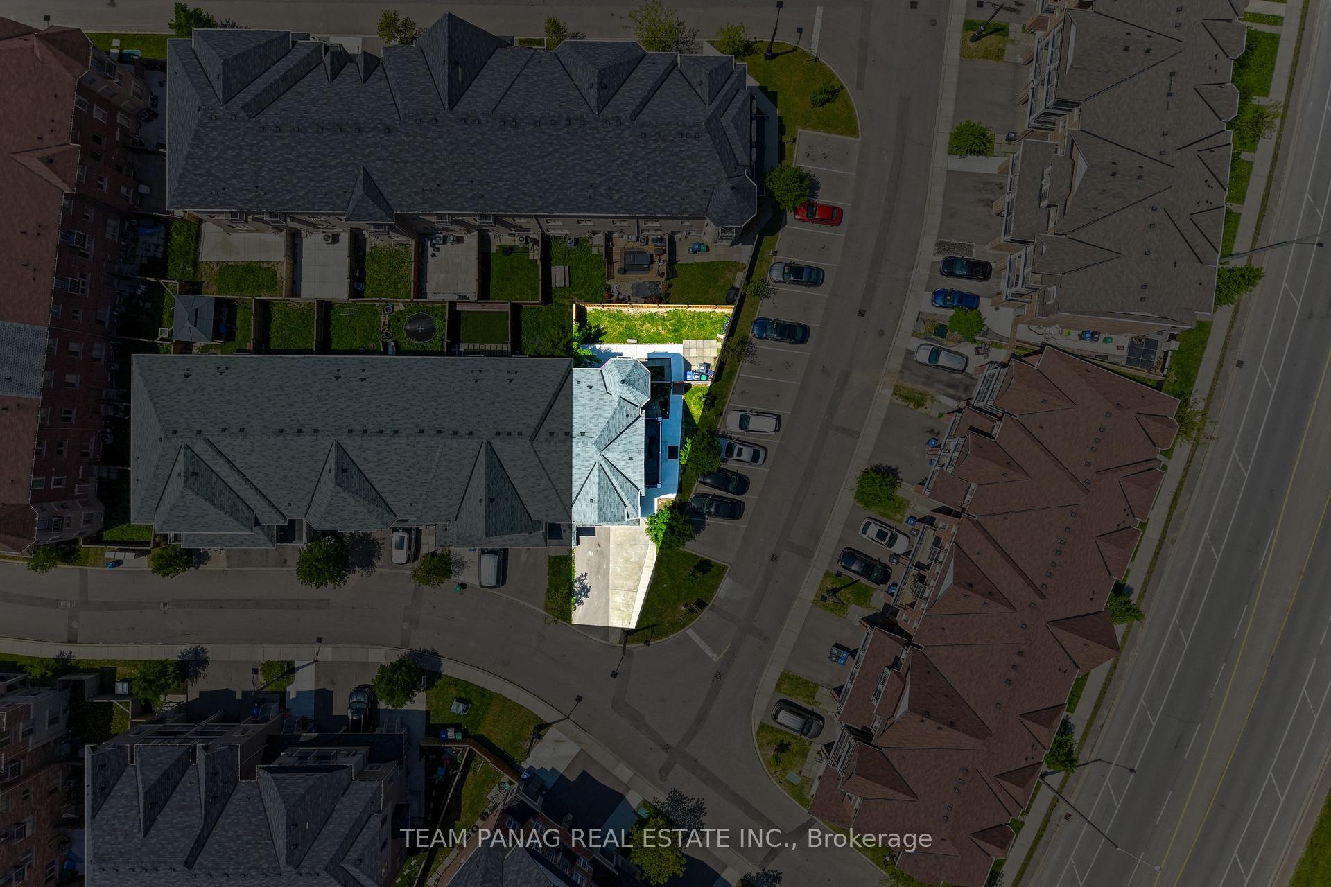 Photo 4 of 16 Rabbit Run Way, Brampton, Heart Lake East — HOMEH