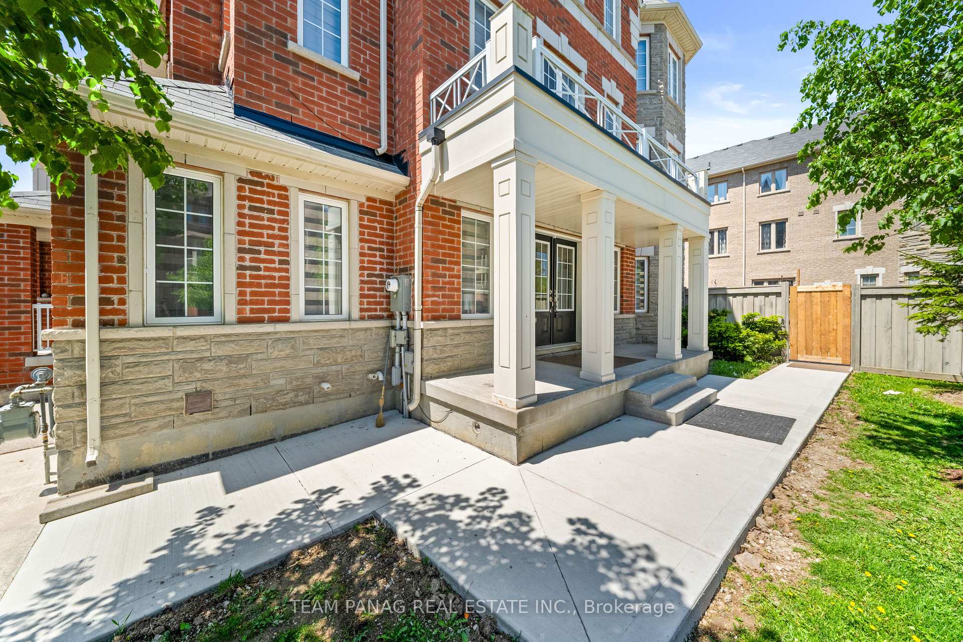 Photo 6 of 16 Rabbit Run Way, Brampton, Heart Lake East — HOMEH
