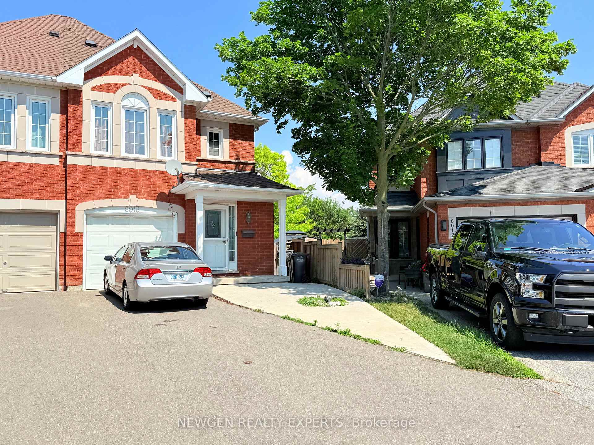 Front of Unit Upper, 6013 Castlegrove Court