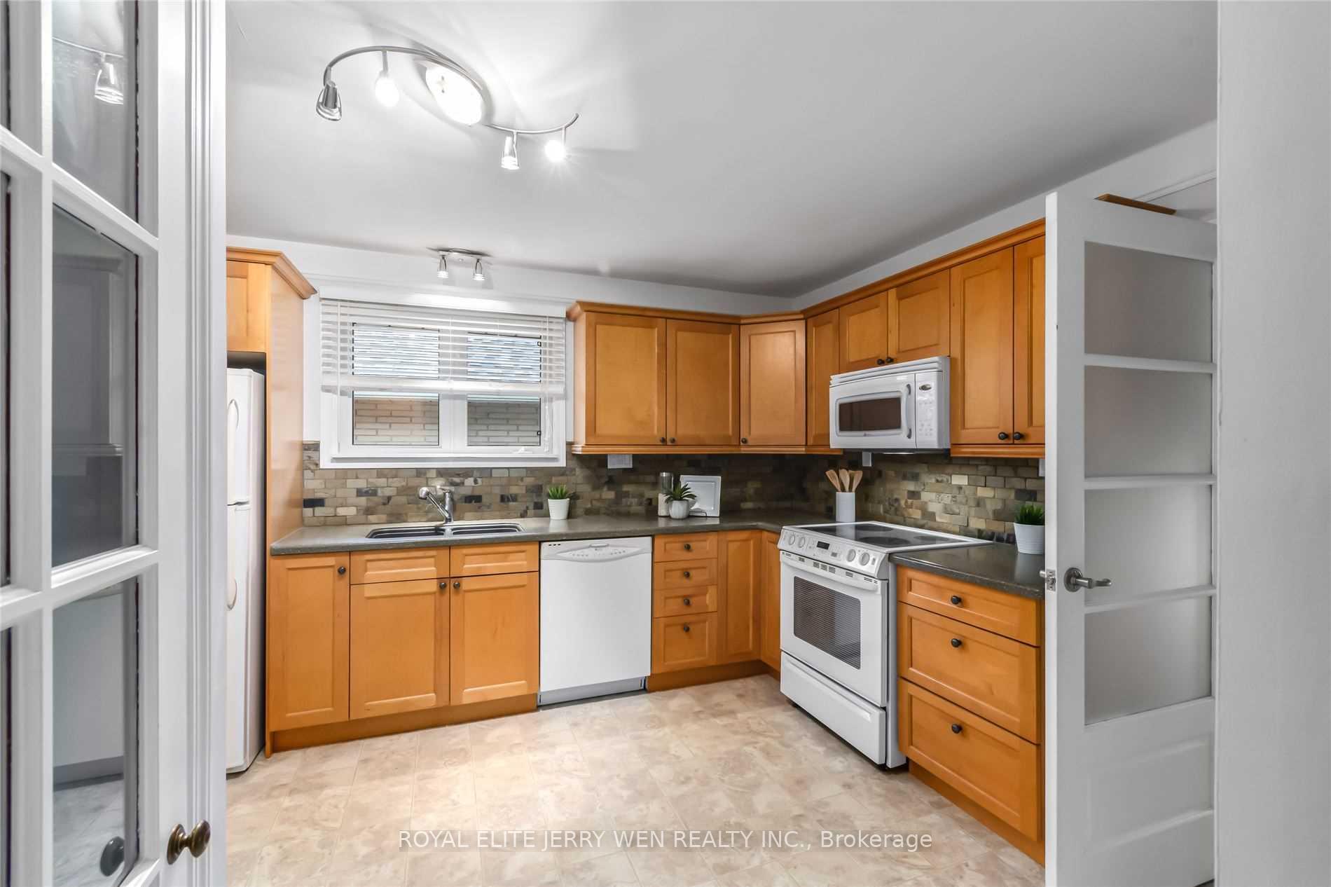Photo 3 of 784 Central Park Boulevard N, Oshawa, Centennial — HOMEH