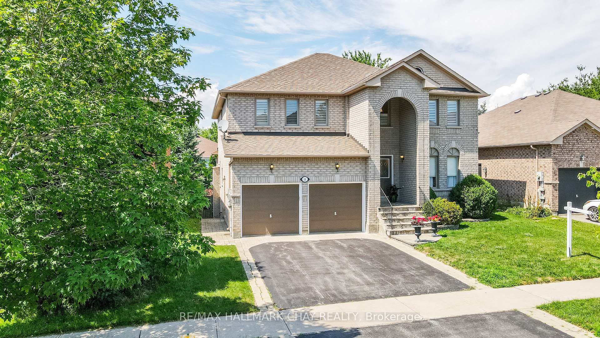 Photo 2 of 14 Imperial Crown Lane, Barrie, Innis-Shore — HOMEH