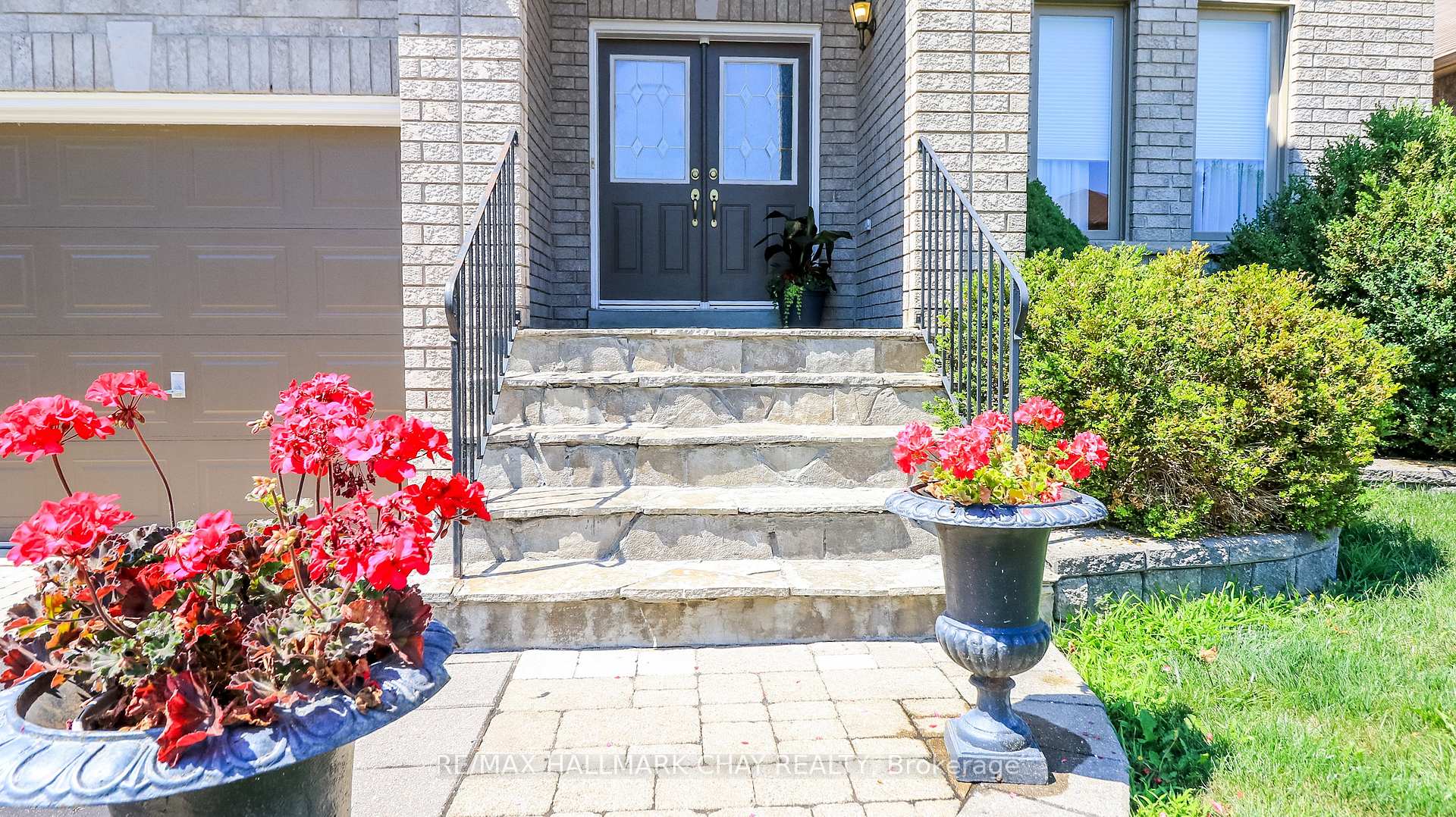 Photo 4 of 14 Imperial Crown Lane, Barrie, Innis-Shore — HOMEH