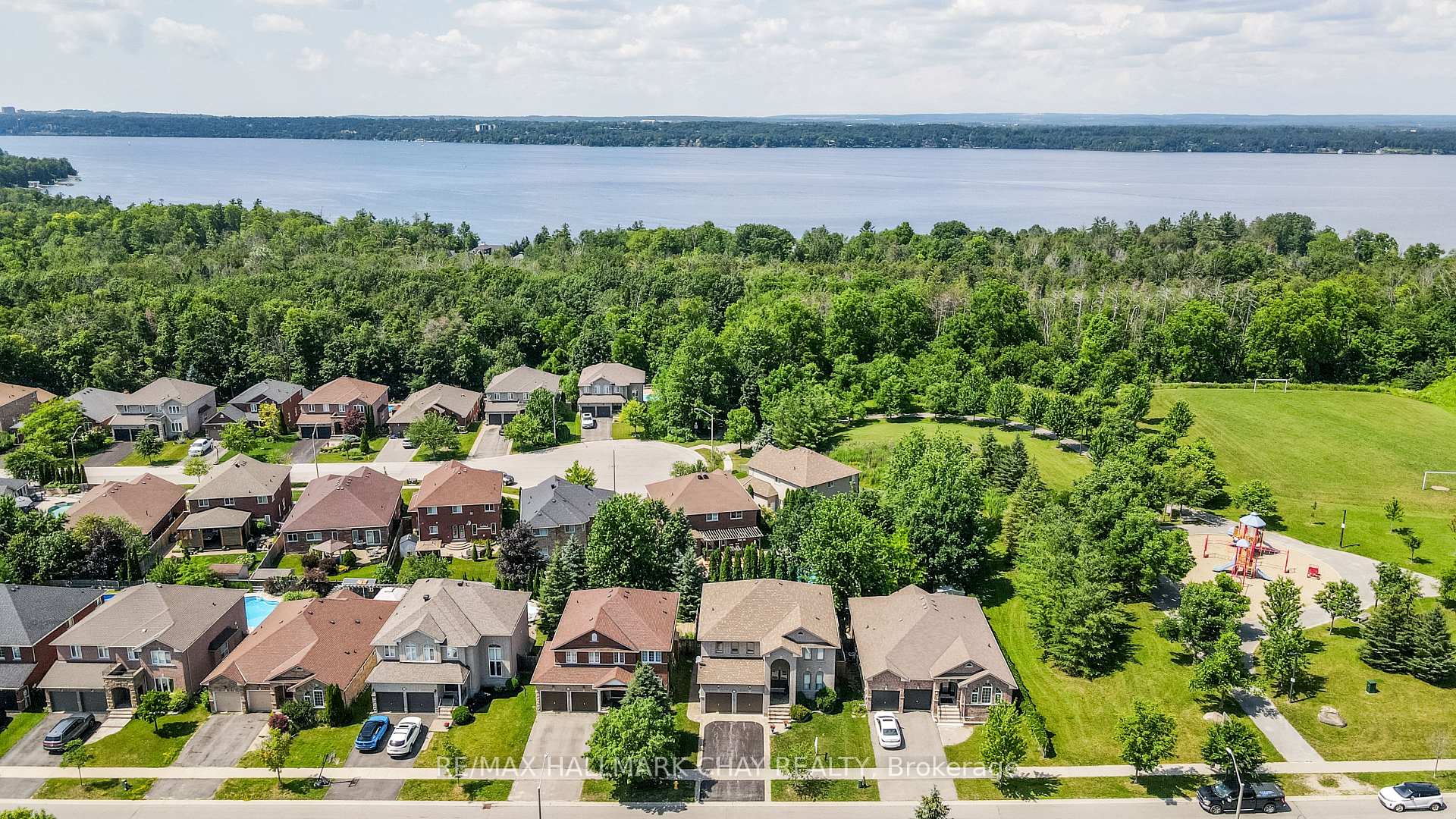 Photo 3 of 14 Imperial Crown Lane, Barrie, Innis-Shore — HOMEH