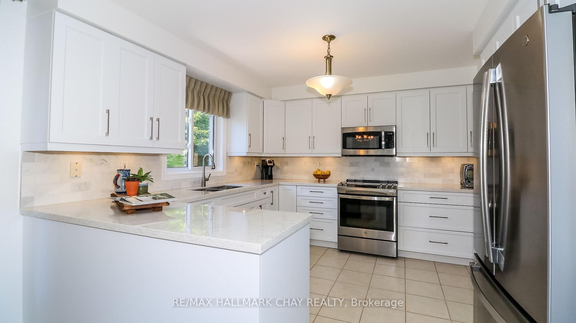 Photo 6 of 14 Imperial Crown Lane, Barrie, Innis-Shore — HOMEH