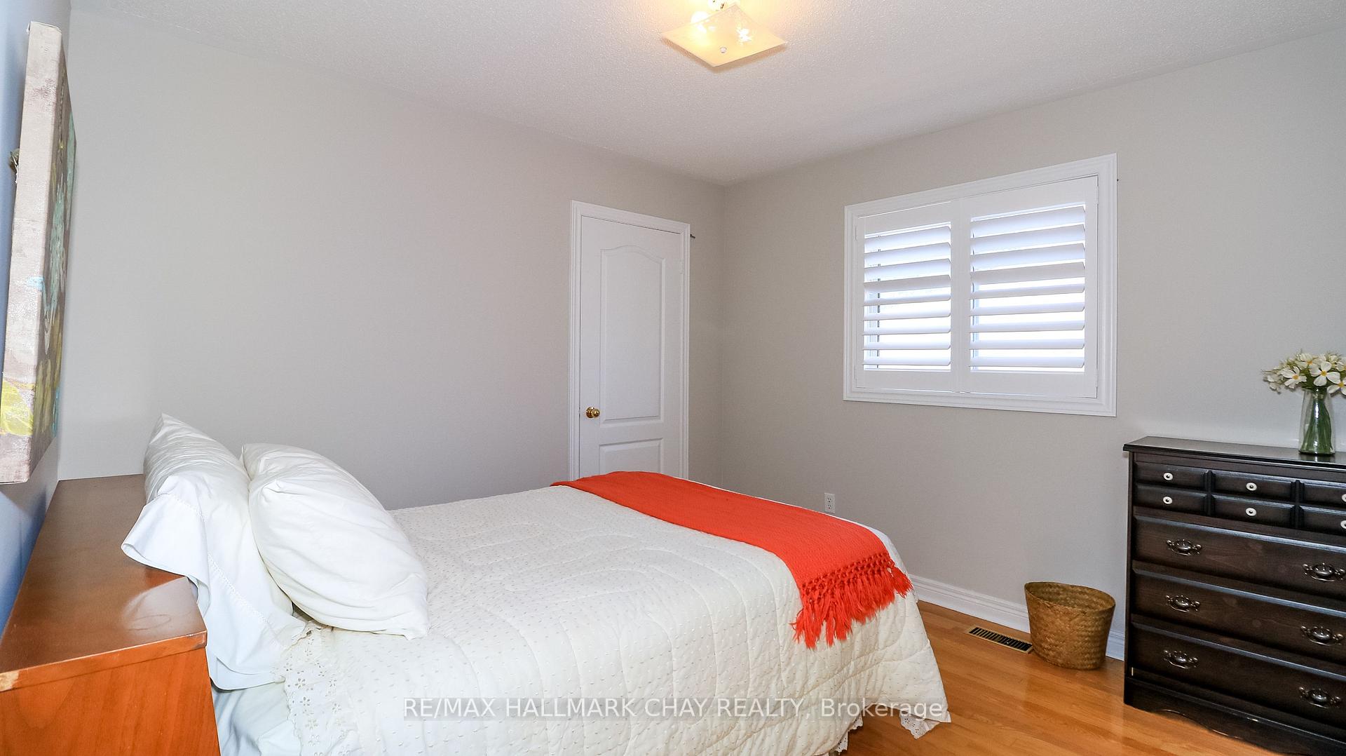 Photo 33 of 14 Imperial Crown Lane, Barrie, Innis-Shore — HOMEH
