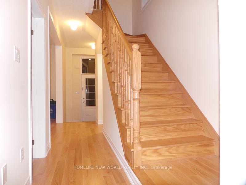 Photo 8 of 29 Applegate Drive, East Gwillimbury, Rural East Gwillimbury — HOMEH