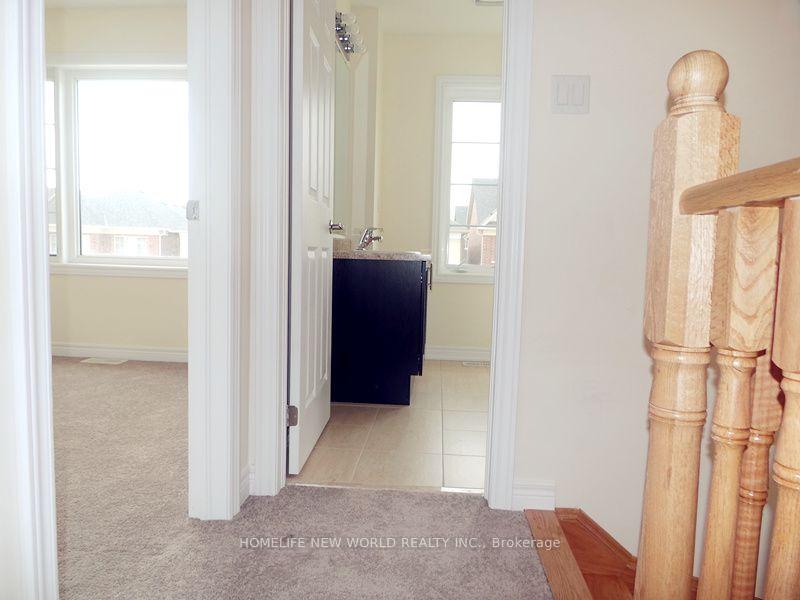 Photo 13 of 29 Applegate Drive, East Gwillimbury, Rural East Gwillimbury — HOMEH