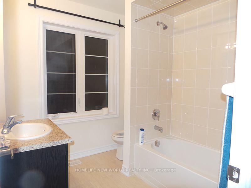 Photo 14 of 29 Applegate Drive, East Gwillimbury, Rural East Gwillimbury — HOMEH
