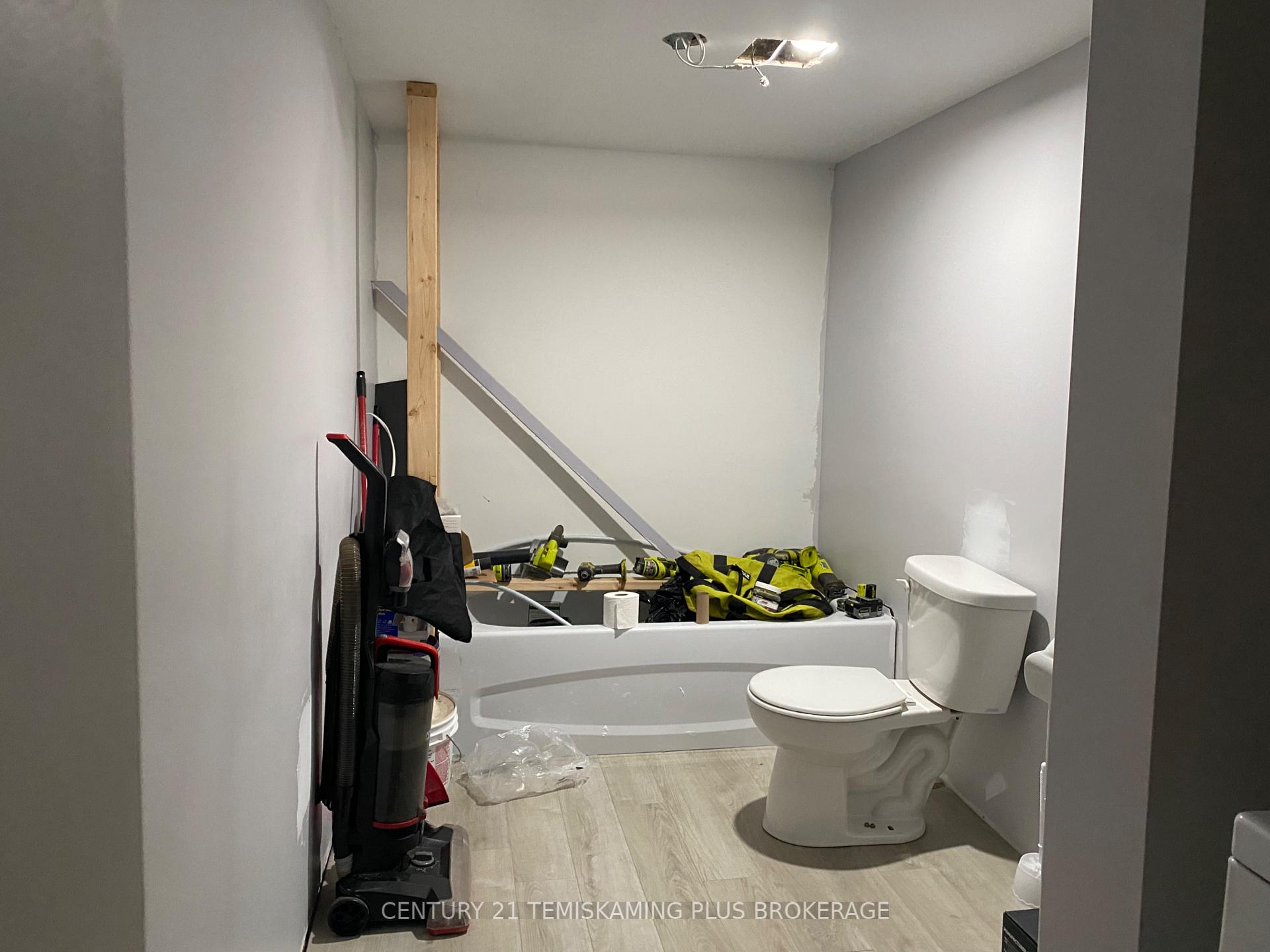 Photo 12 of 31 Grandview Avenue, Cobalt — HOMEH