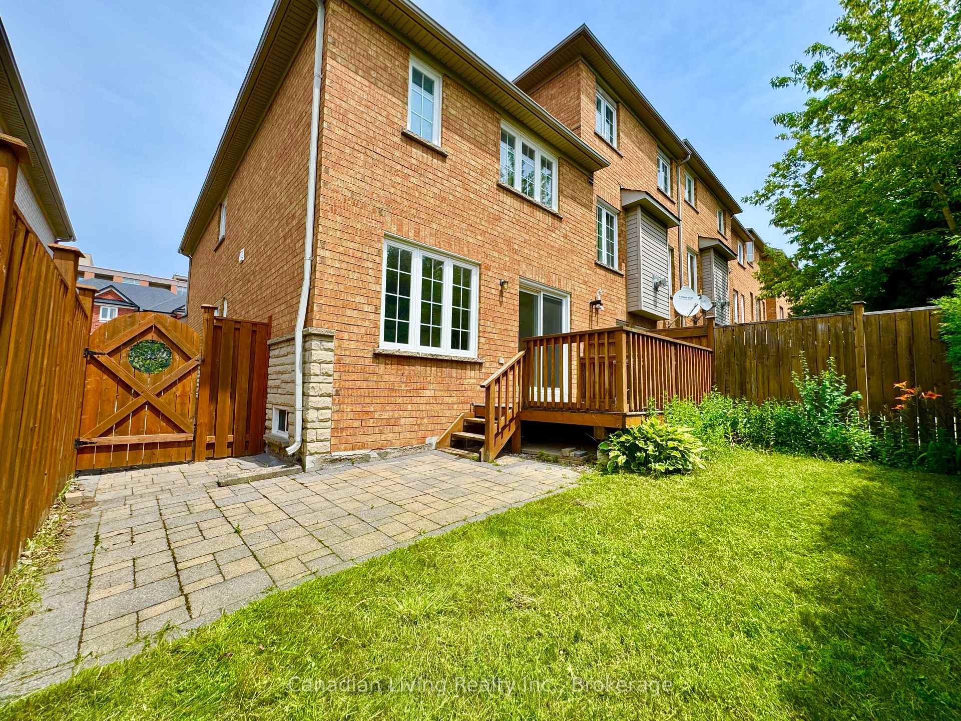 Photo 3 of 106 Coburg Crescent, Richmond Hill, Langstaff — HOMEH