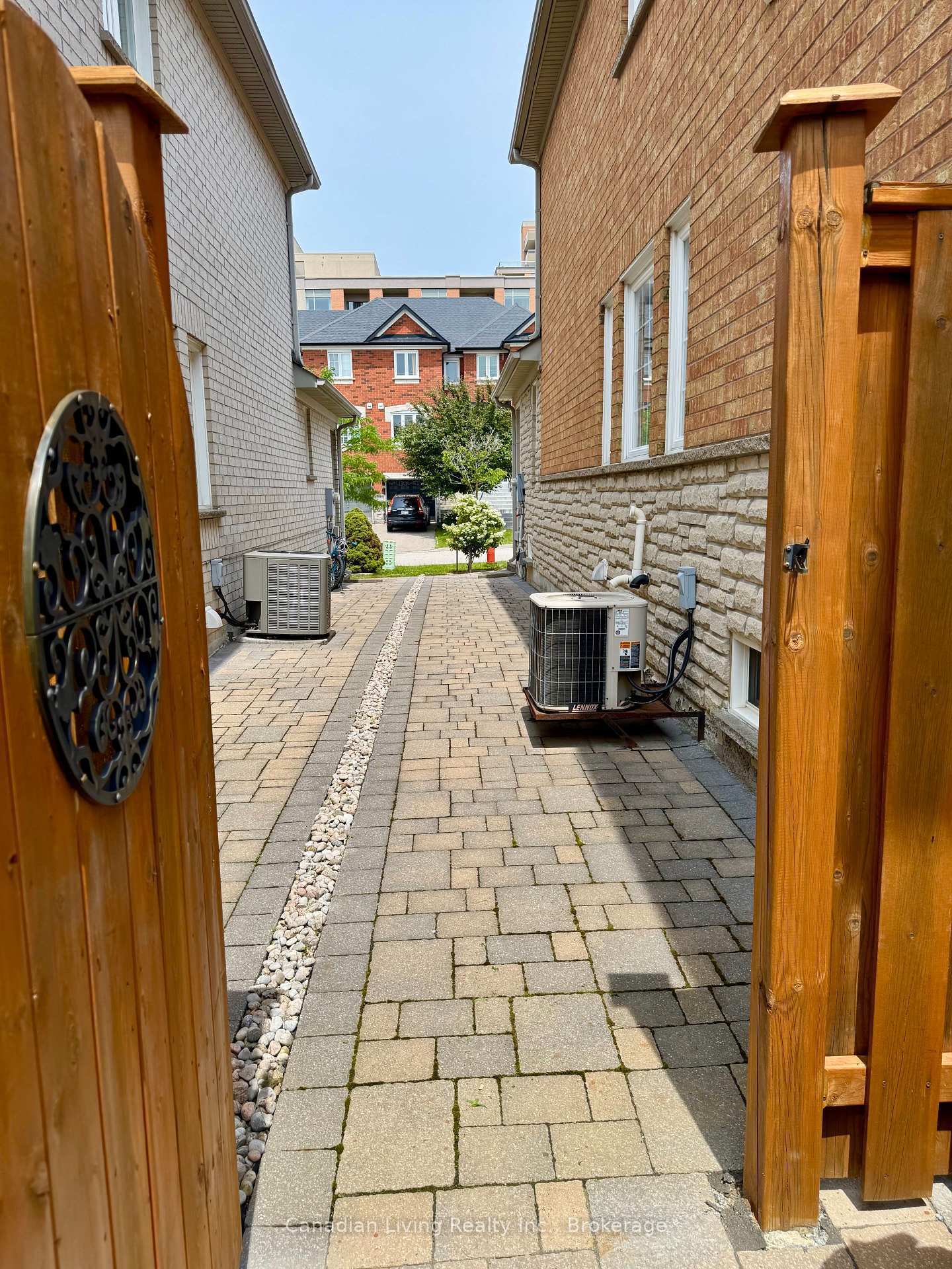 Photo 6 of 106 Coburg Crescent, Richmond Hill, Langstaff — HOMEH
