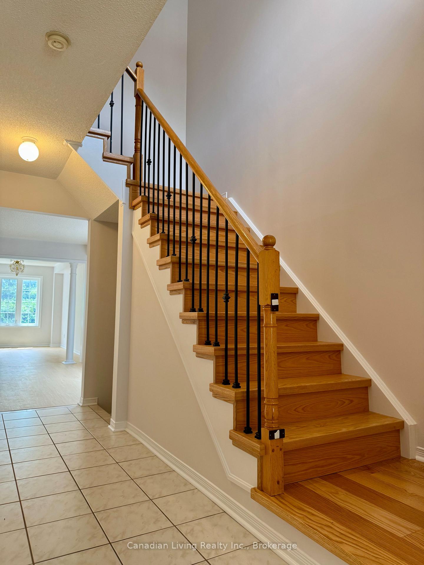 Photo 13 of 106 Coburg Crescent, Richmond Hill, Langstaff — HOMEH
