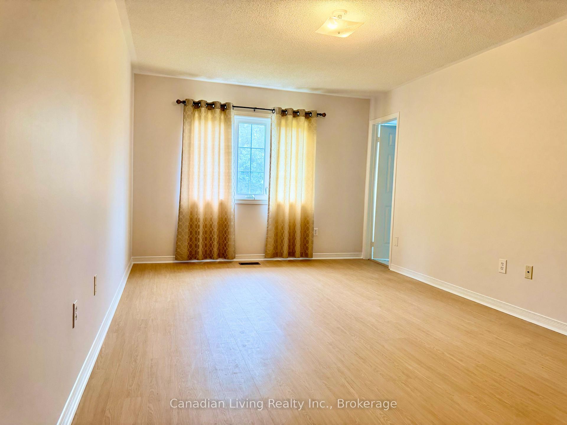 Photo 14 of 106 Coburg Crescent, Richmond Hill, Langstaff — HOMEH
