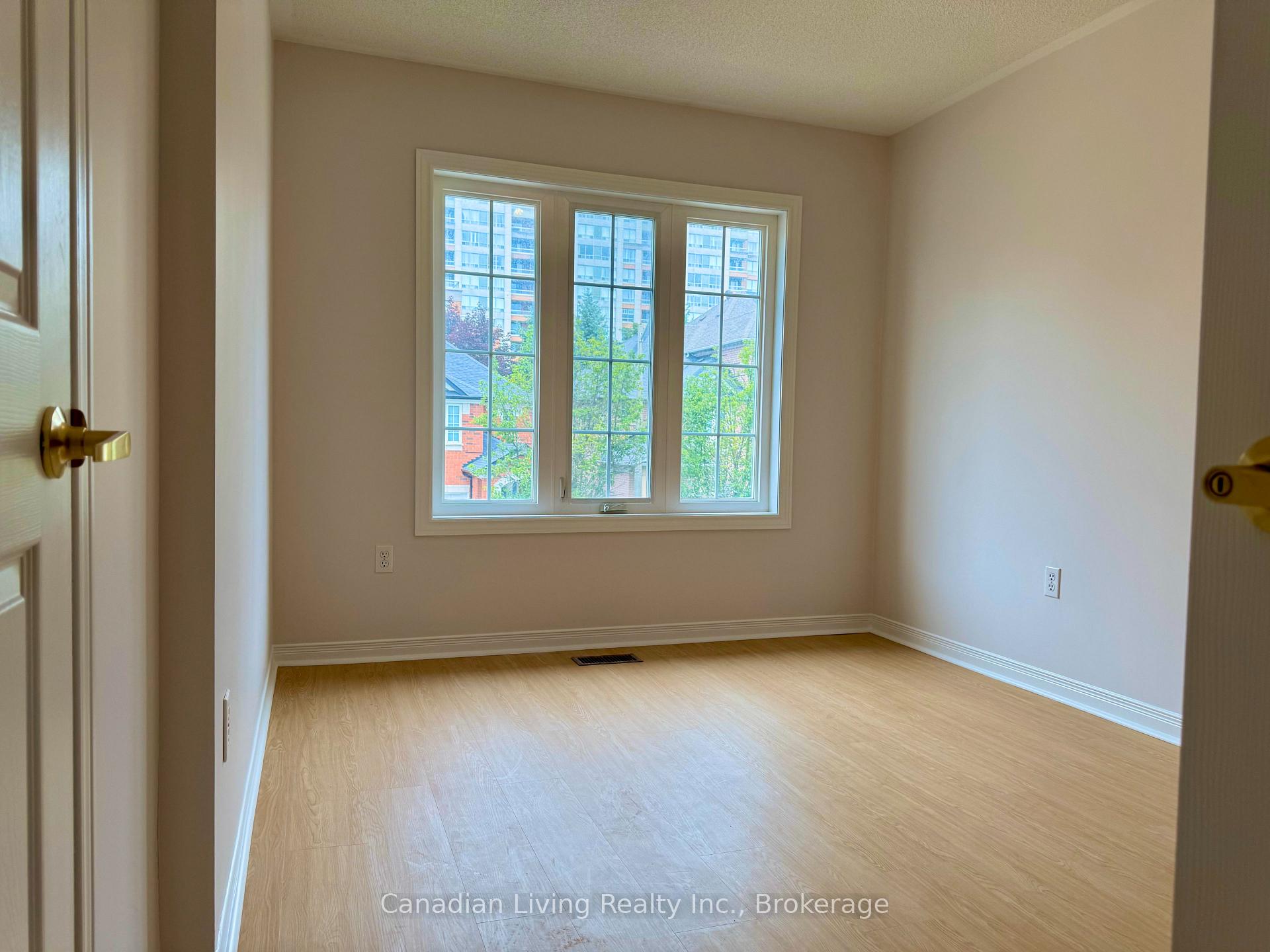 Photo 17 of 106 Coburg Crescent, Richmond Hill, Langstaff — HOMEH