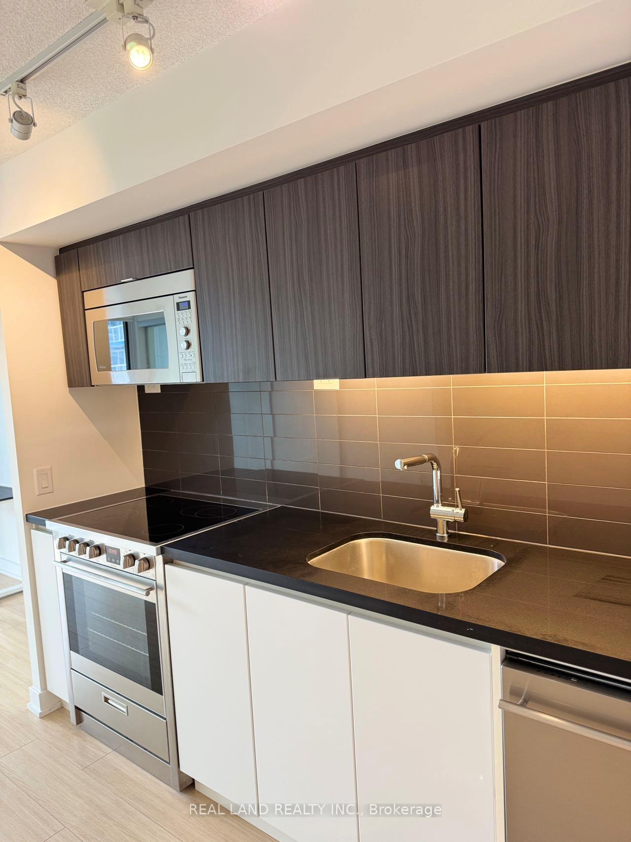 Photo 2 of Unit 301, 85 Queens Wharf Road, Toronto, Waterfront Communities — HOMEH