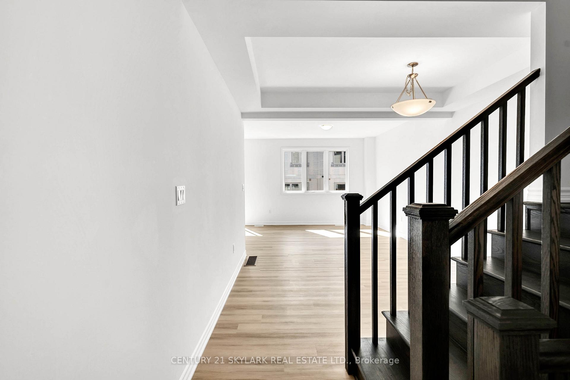 Photo 3 of 13 Vinewood Crescent, Barrie, Rural Barrie Southeast — HOMEH