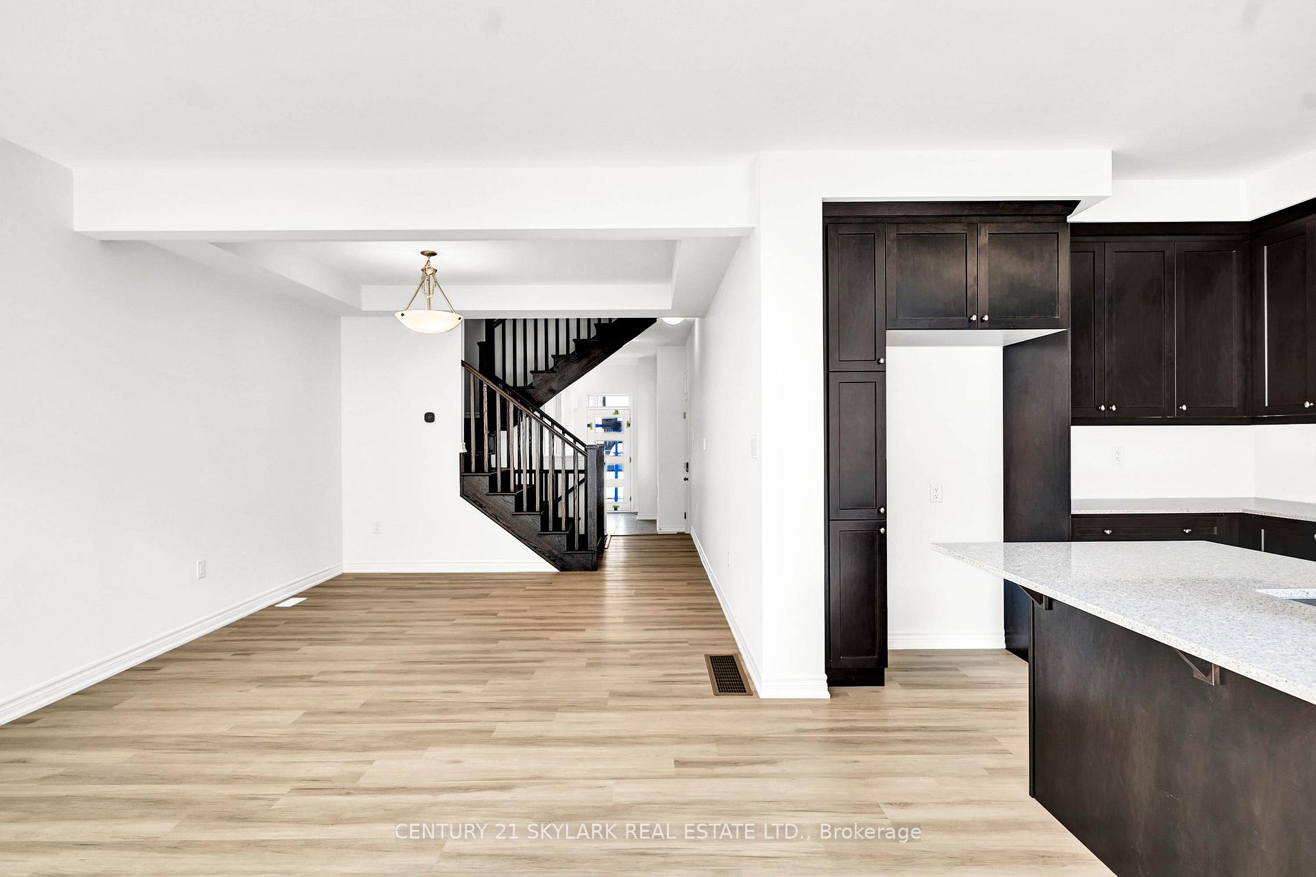 Photo 4 of 13 Vinewood Crescent, Barrie, Rural Barrie Southeast — HOMEH
