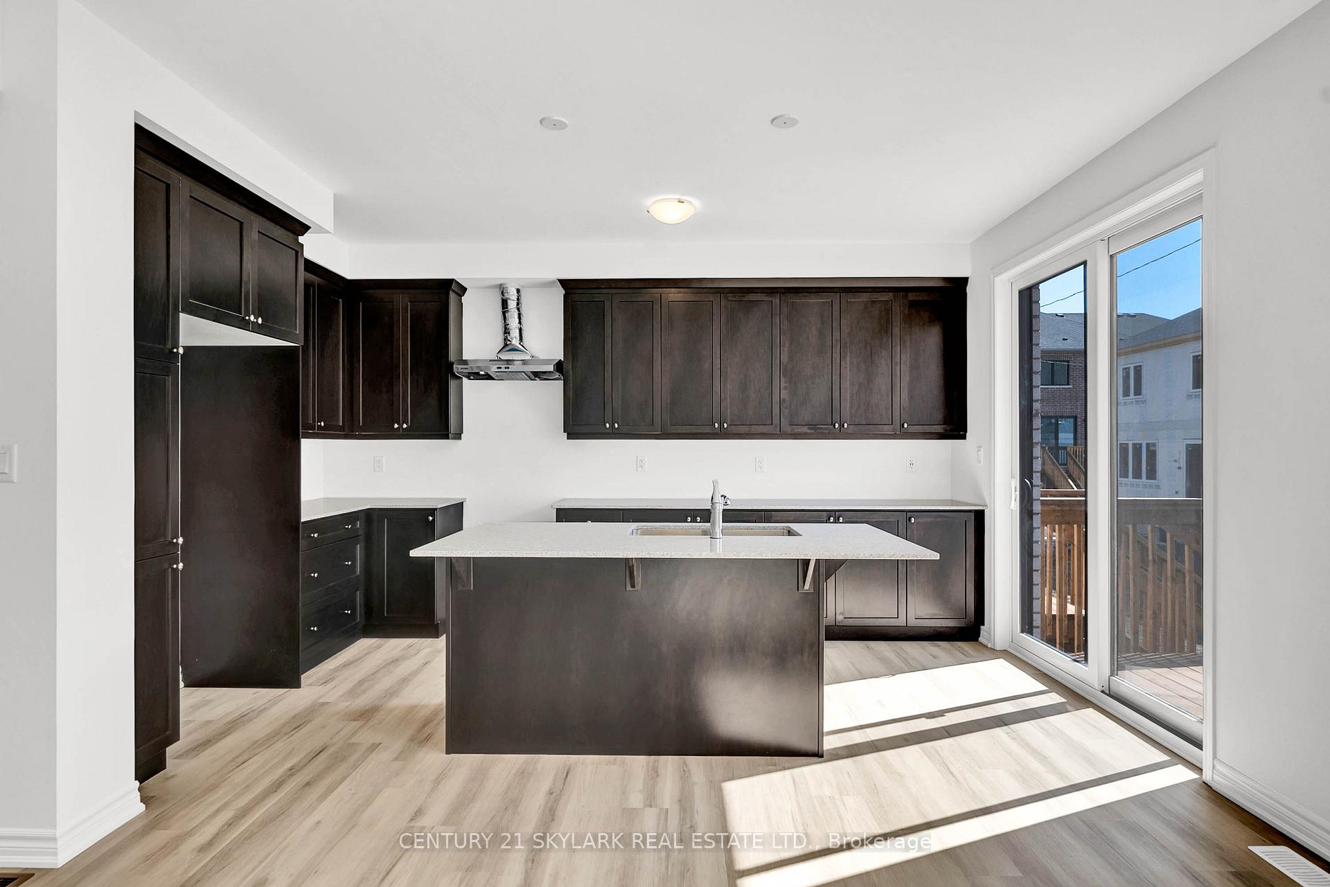 Photo 7 of 13 Vinewood Crescent, Barrie, Rural Barrie Southeast — HOMEH