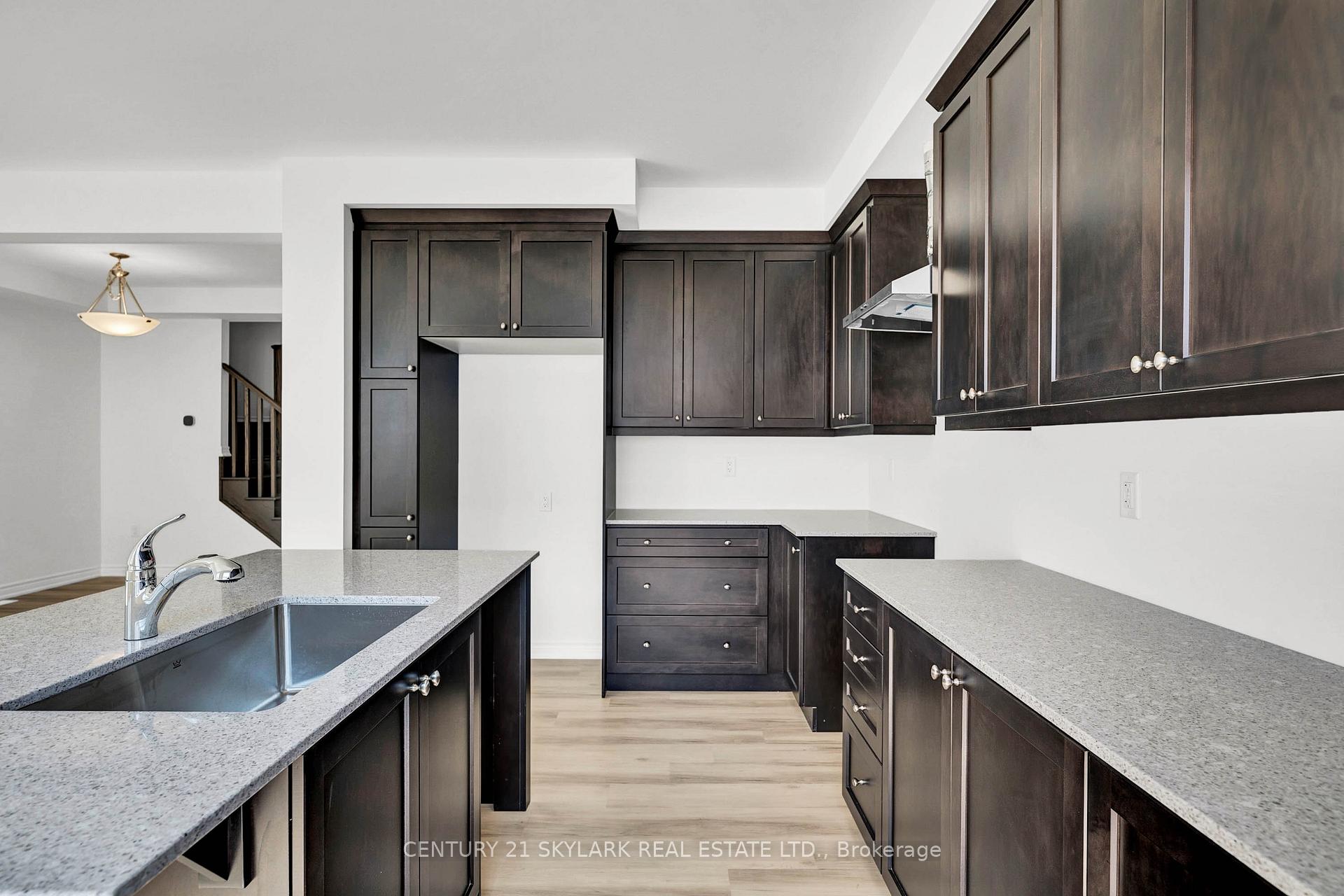 Photo 8 of 13 Vinewood Crescent, Barrie, Rural Barrie Southeast — HOMEH