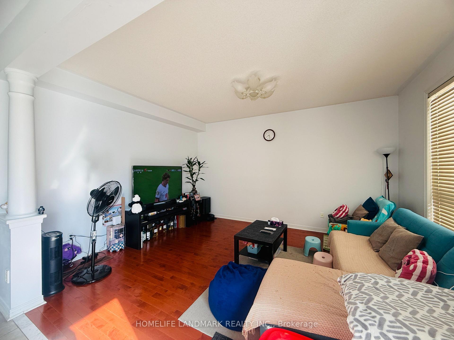 Photo 2 of 32 Oxfordshire Street, Markham, Berczy — HOMEH