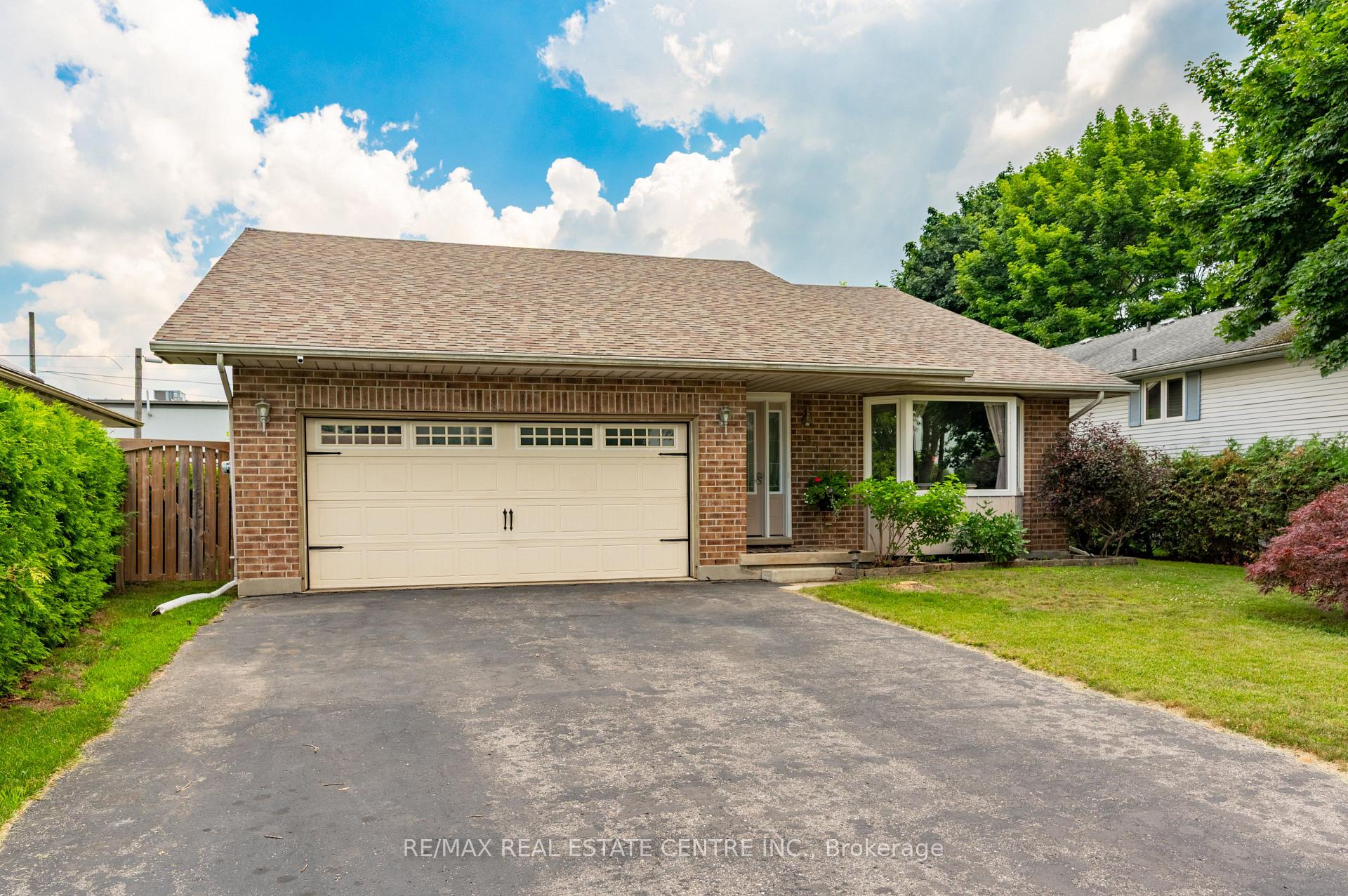 Photo 2 of 95 Allen Street, Tillsonburg — HOMEH