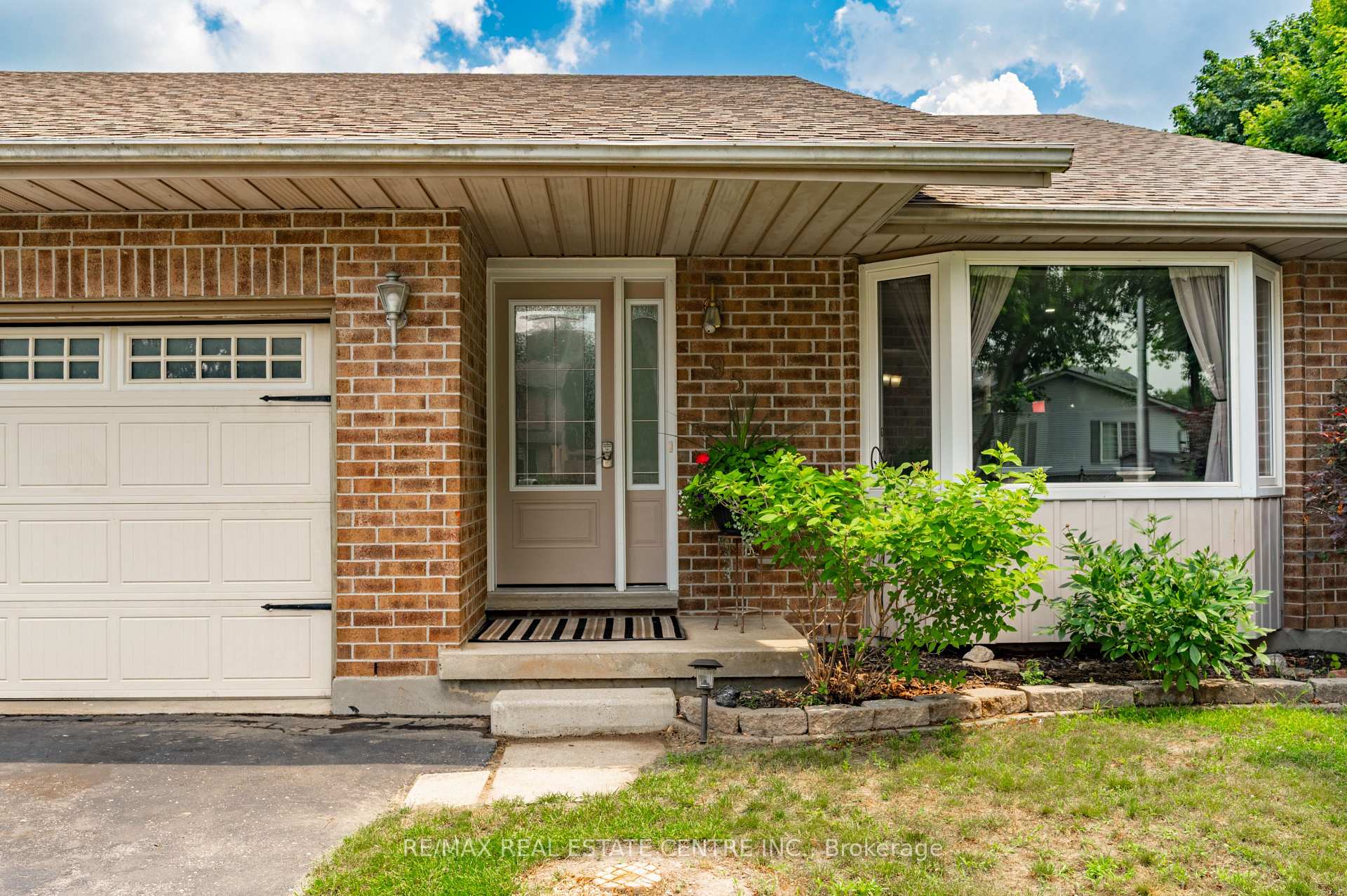 Photo 4 of 95 Allen Street, Tillsonburg — HOMEH