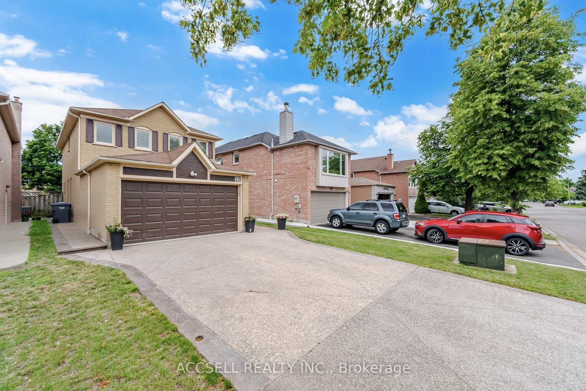 Photo 3 of 32 Niles Court, Brampton, Westgate — HOMEH
