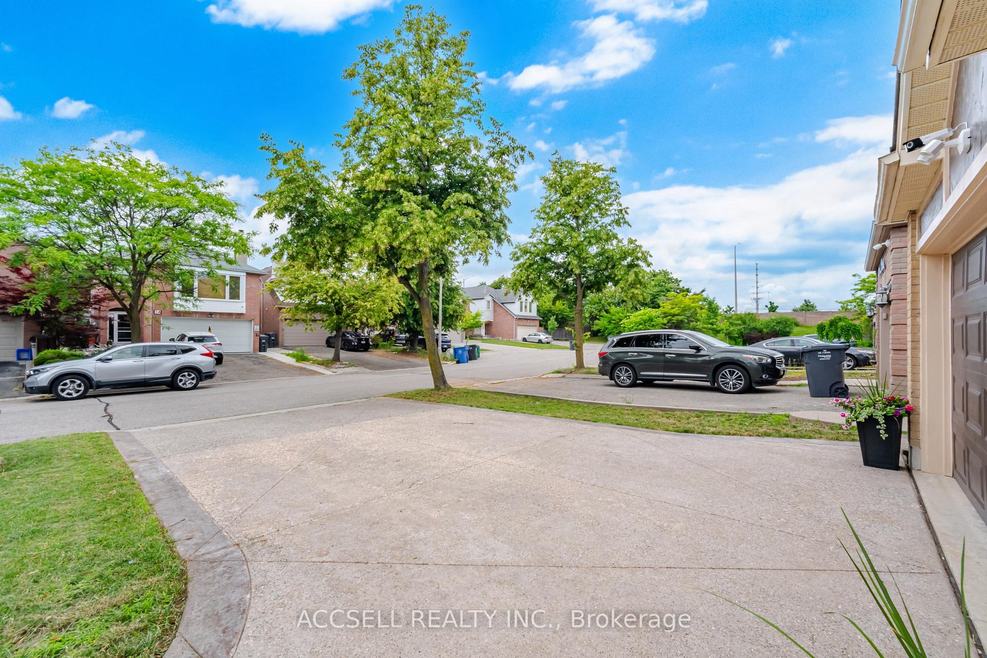 Photo 4 of 32 Niles Court, Brampton, Westgate — HOMEH
