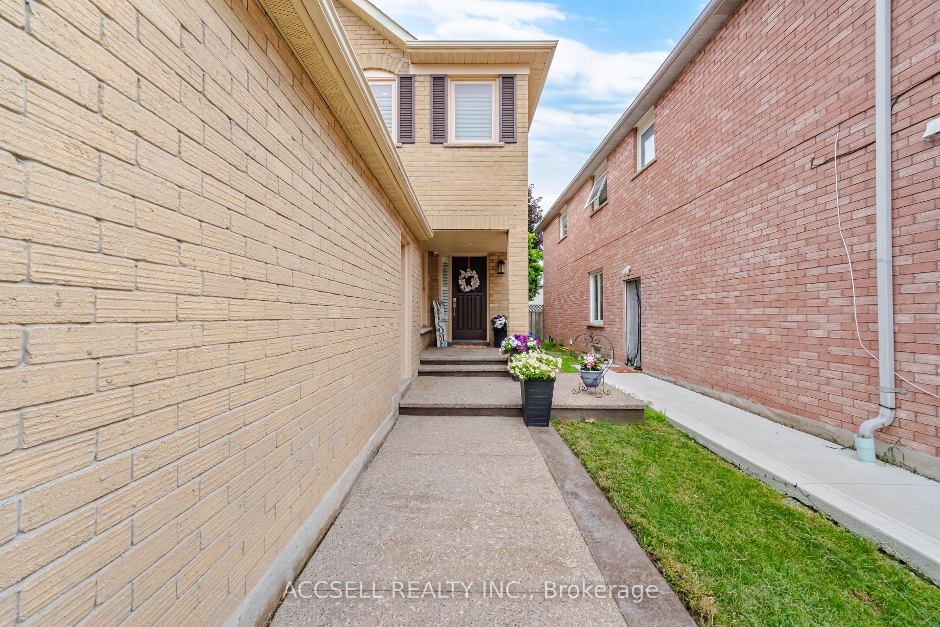 Photo 5 of 32 Niles Court, Brampton, Westgate — HOMEH