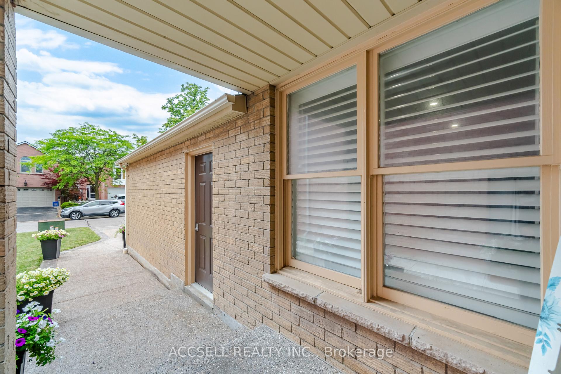 Photo 6 of 32 Niles Court, Brampton, Westgate — HOMEH
