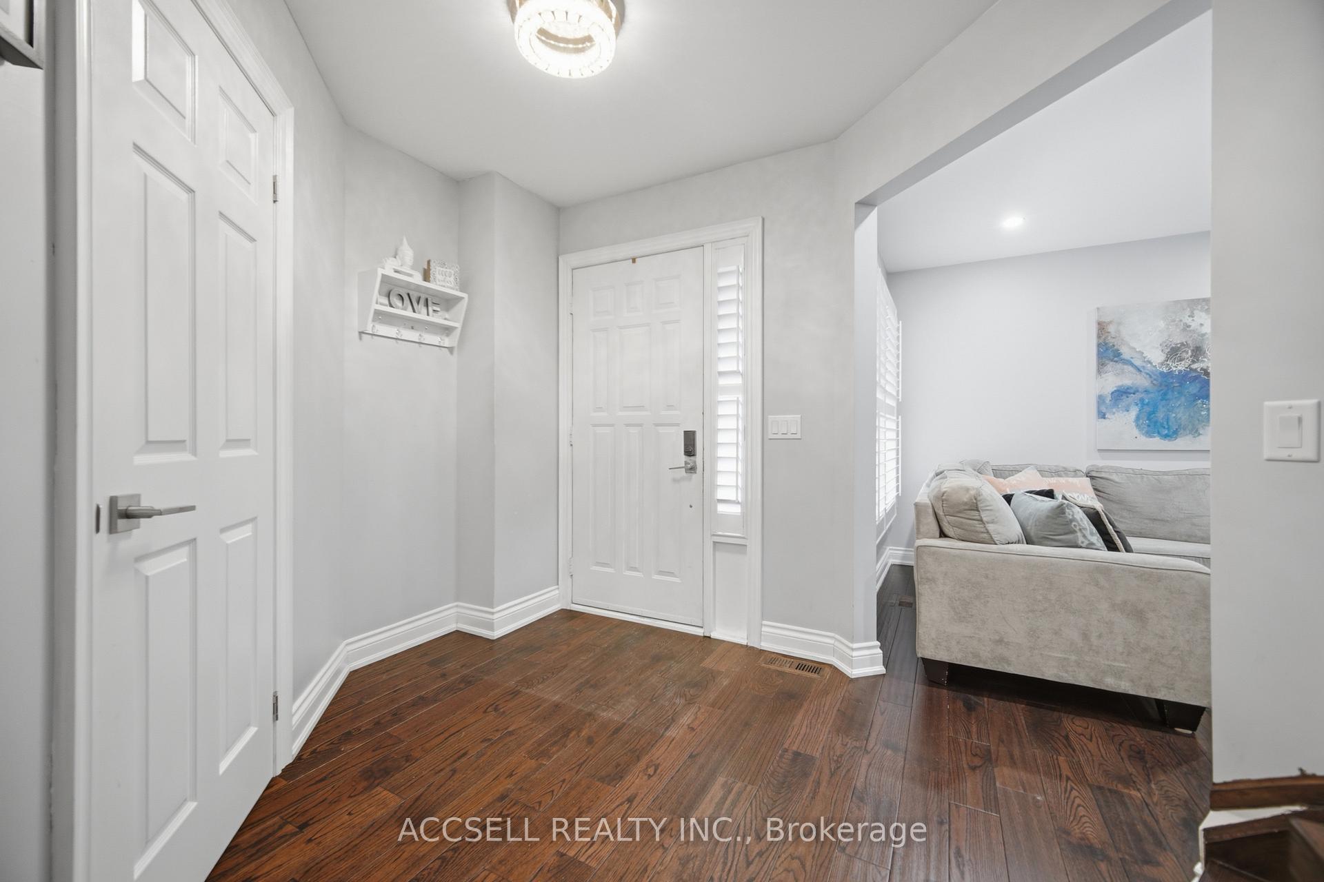 Photo 7 of 32 Niles Court, Brampton, Westgate — HOMEH