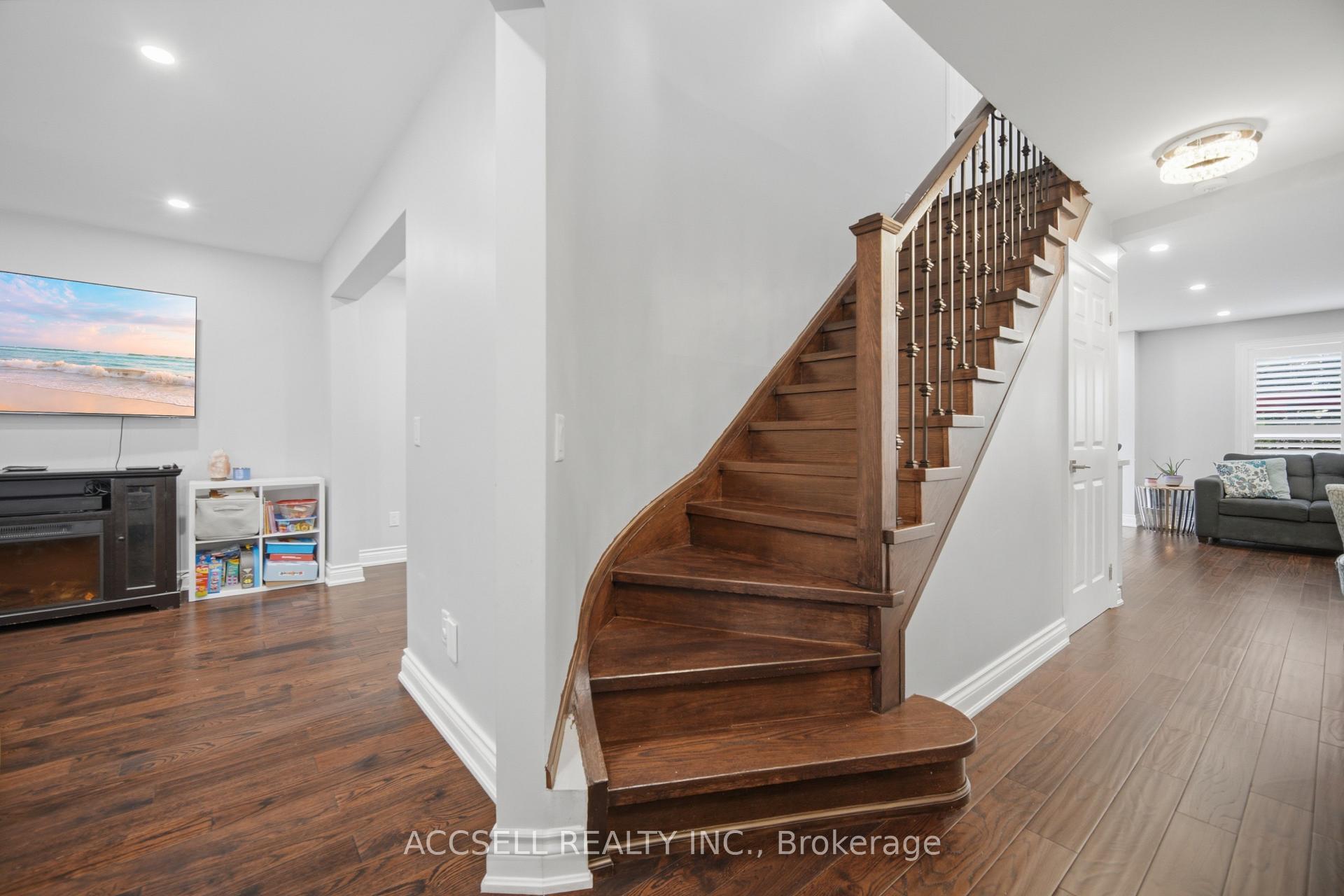 Photo 8 of 32 Niles Court, Brampton, Westgate — HOMEH