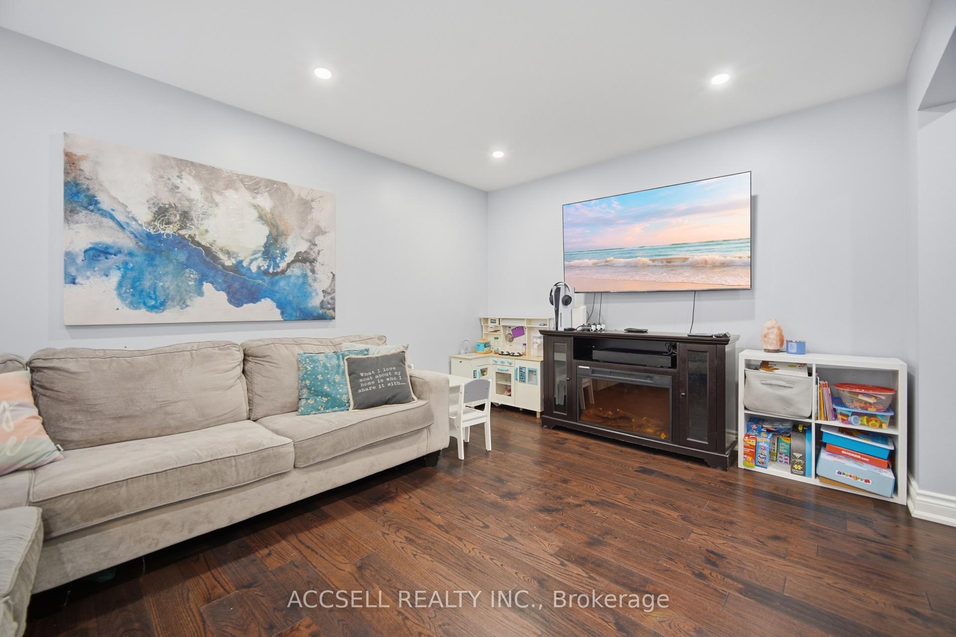 Photo 9 of 32 Niles Court, Brampton, Westgate — HOMEH