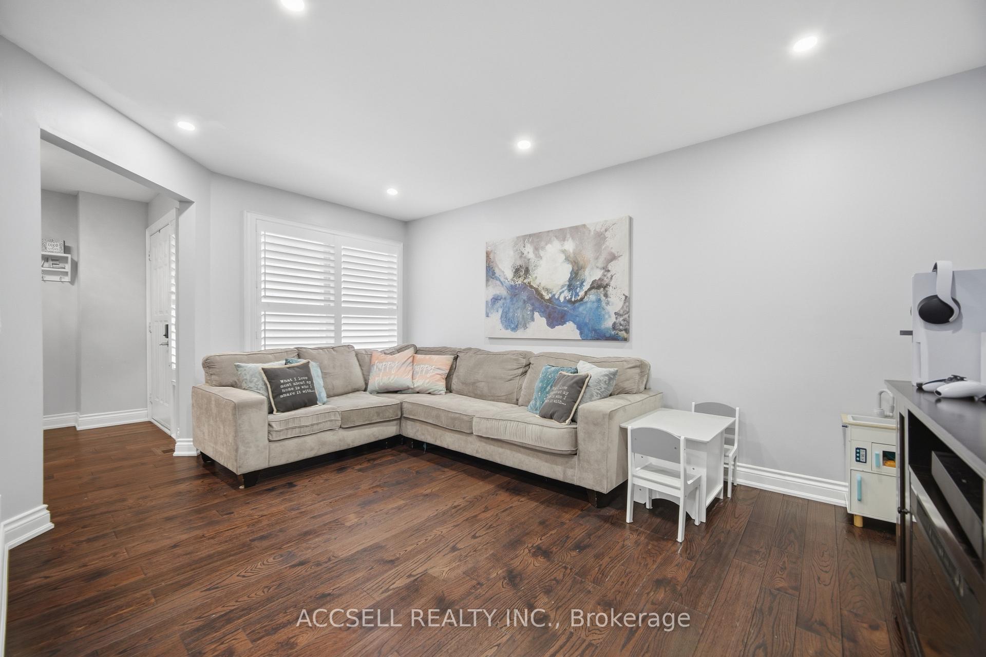 Photo 10 of 32 Niles Court, Brampton, Westgate — HOMEH