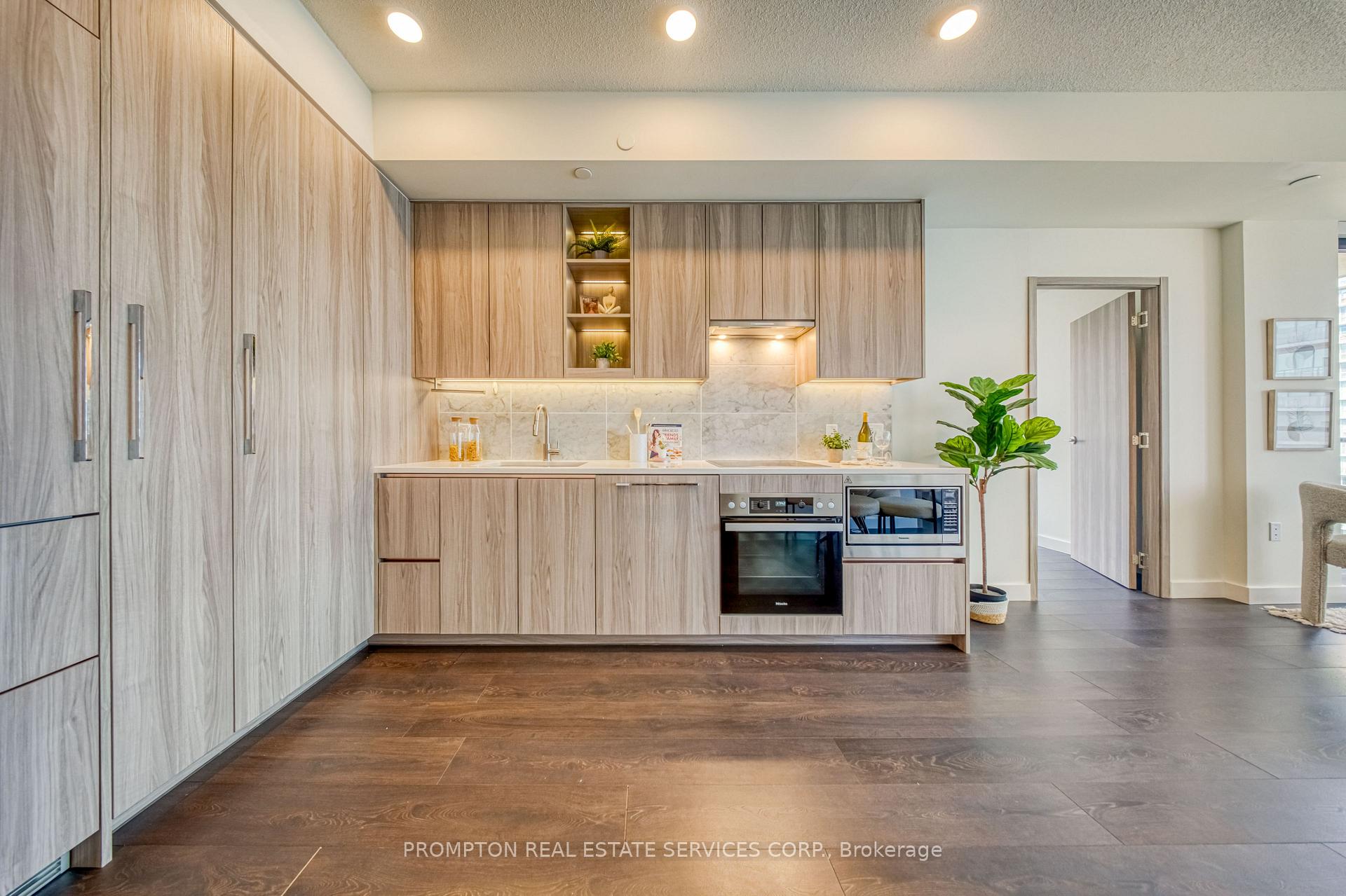 Photo 6 of Unit 2012, 95 Mcmahon Drive, North York, Bayview Village — HOMEH