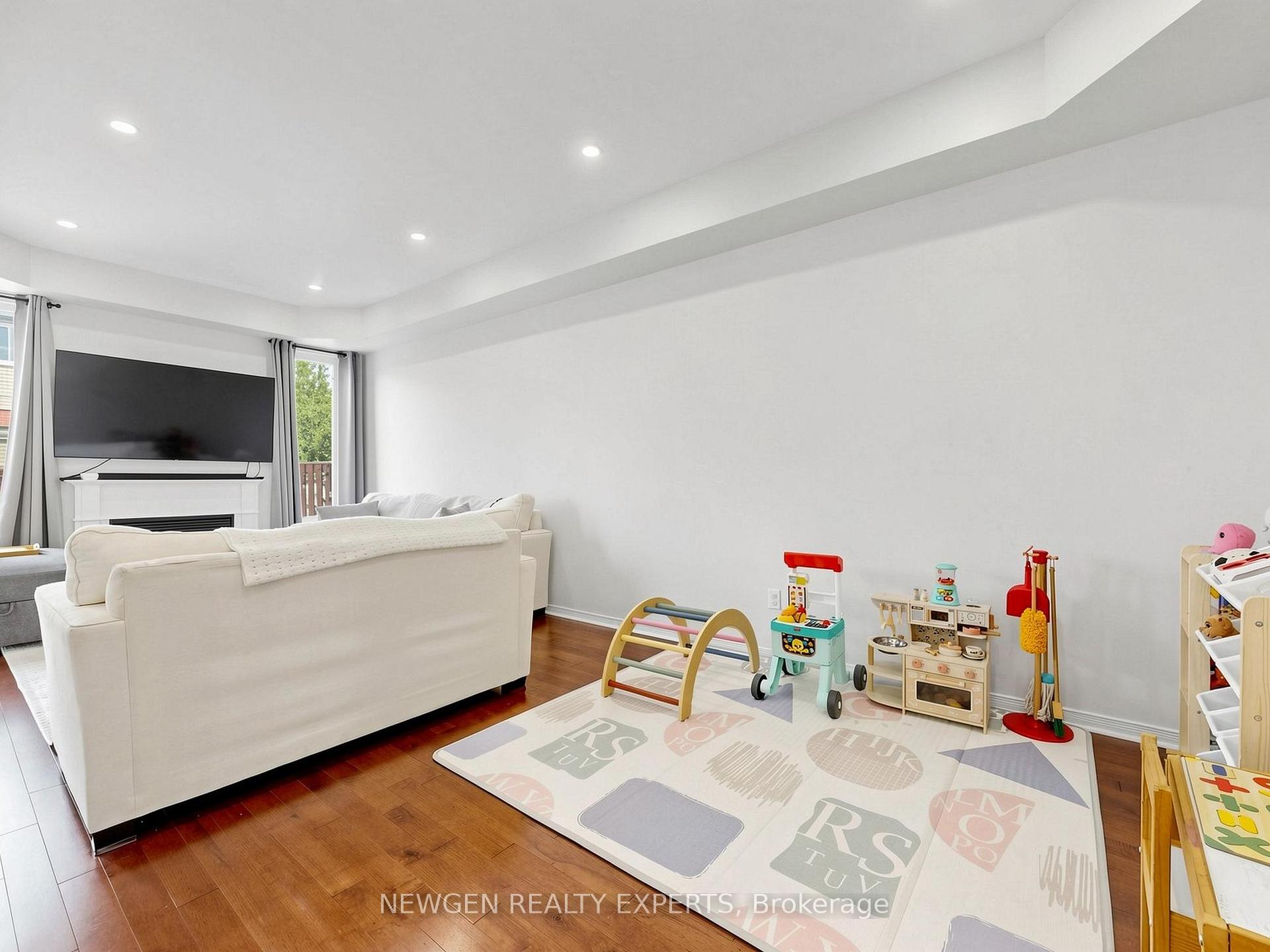 Photo 8 of 53 Silverwood Circle, Ajax, Central East — HOMEH