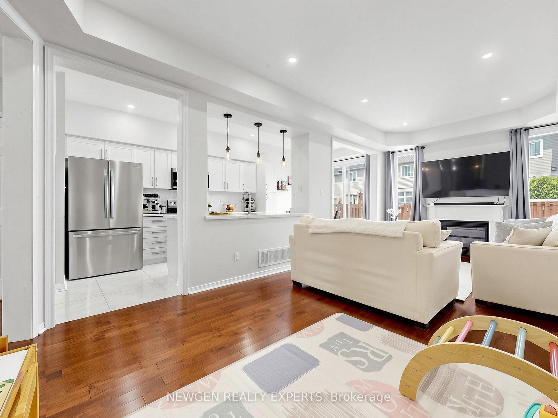 Photo 9 of 53 Silverwood Circle, Ajax, Central East — HOMEH