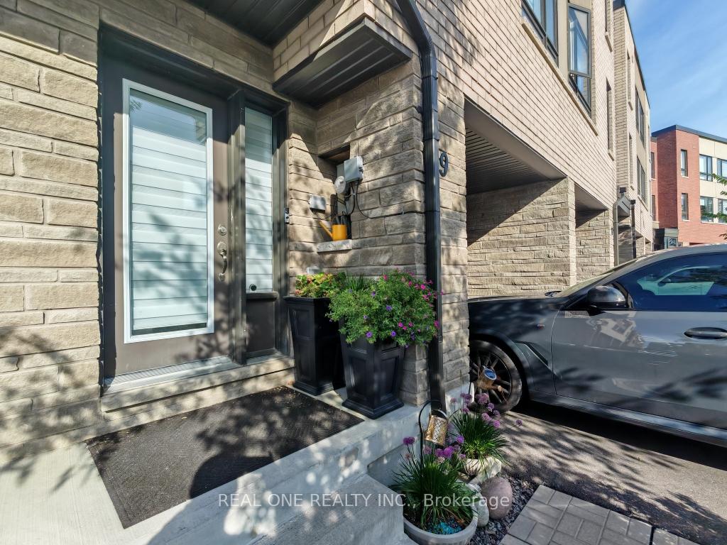 Photo 1 of 19 Woodstream Drive, Etobicoke, West Humber-Clairville — HOMEH