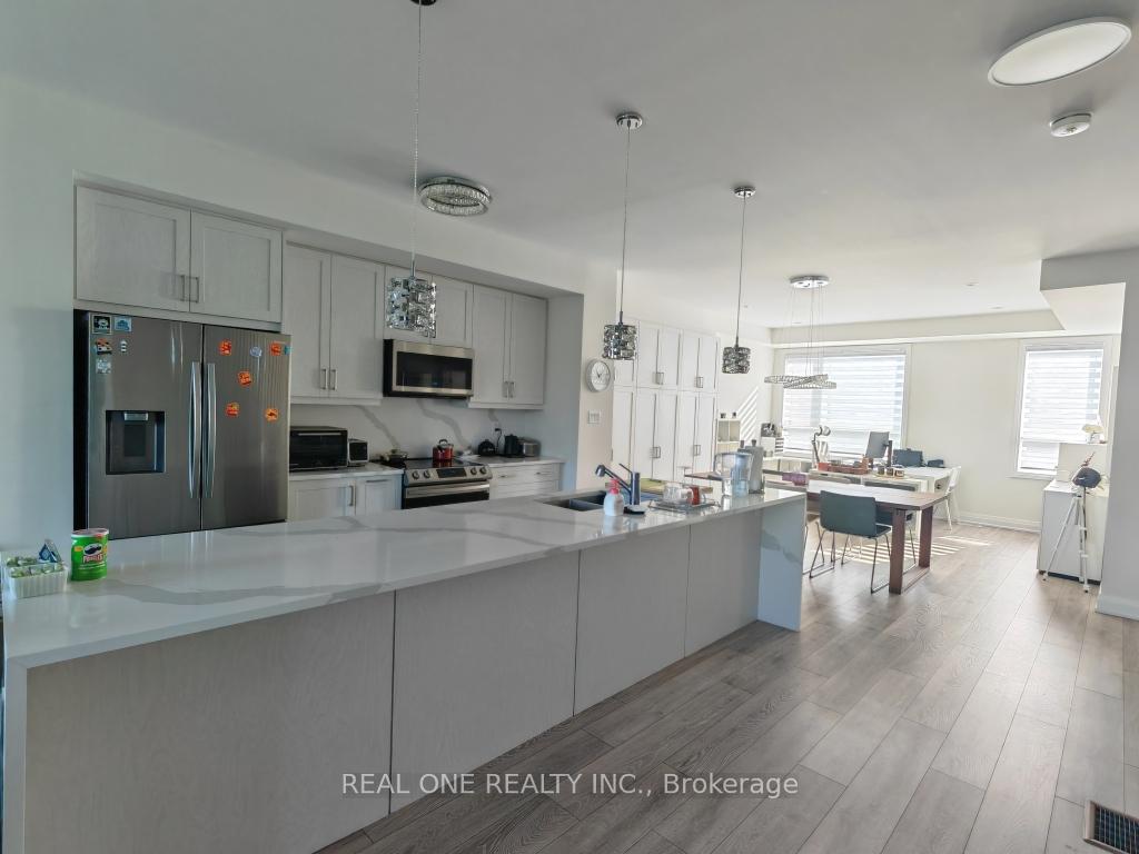 Photo 4 of 19 Woodstream Drive, Etobicoke, West Humber-Clairville — HOMEH