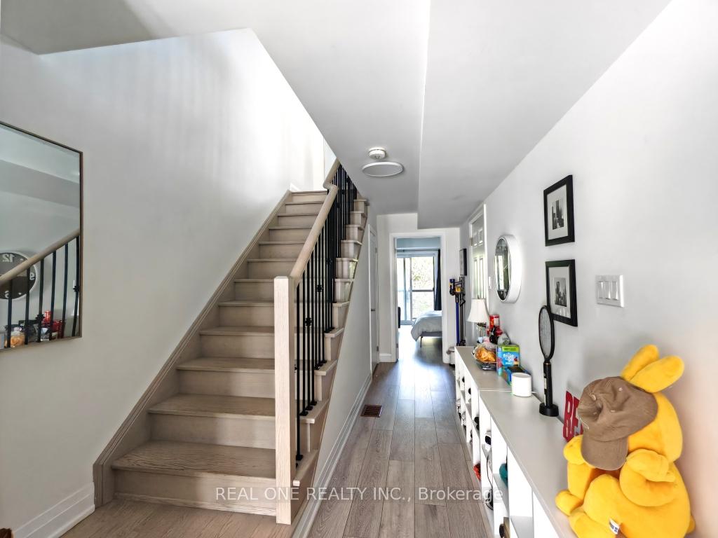 Photo 9 of 19 Woodstream Drive, Etobicoke, West Humber-Clairville — HOMEH